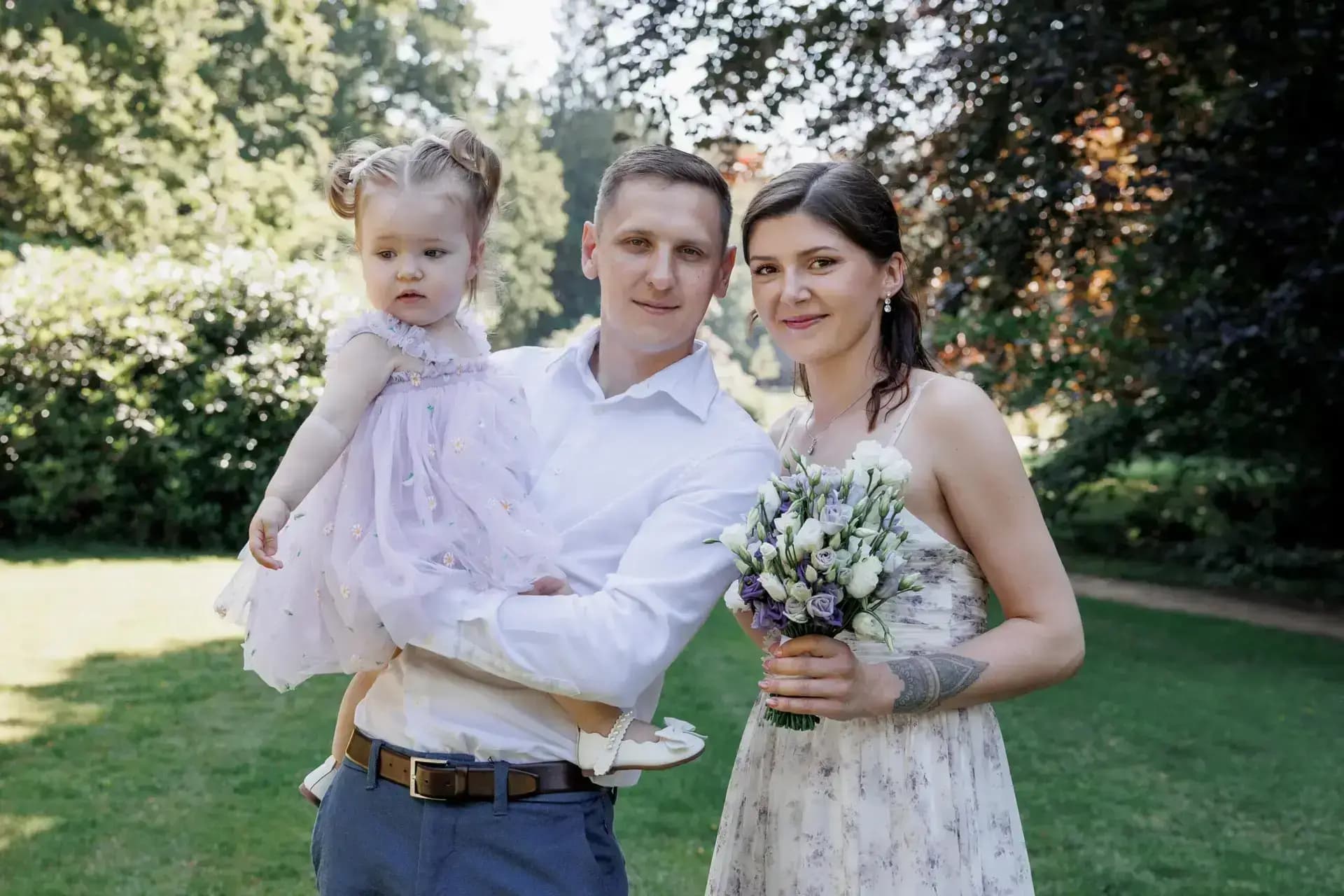 Groen licht, open gazons en een familie spelend onder de bomen.