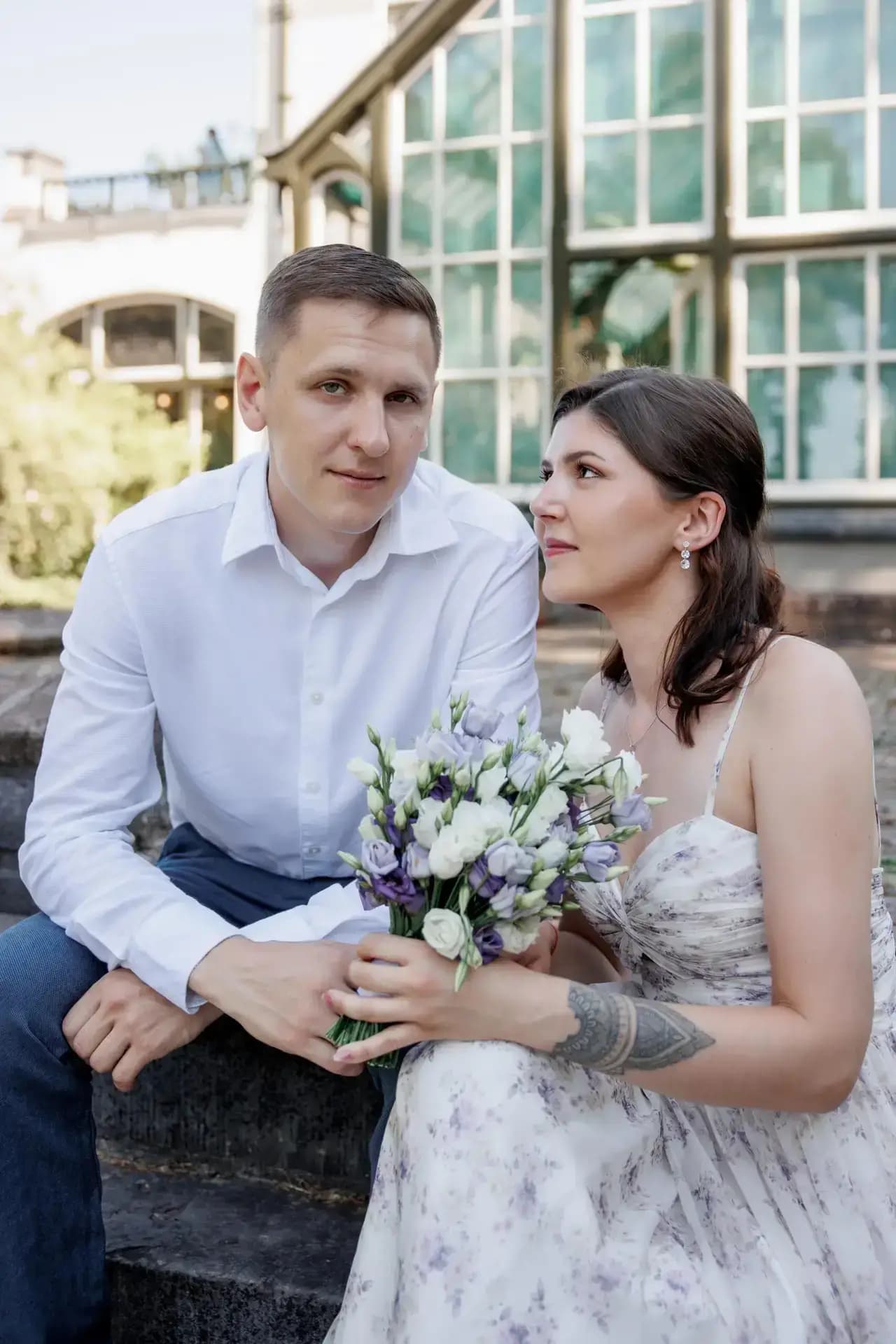 Groen licht, open gazons en een familie spelend onder de bomen.