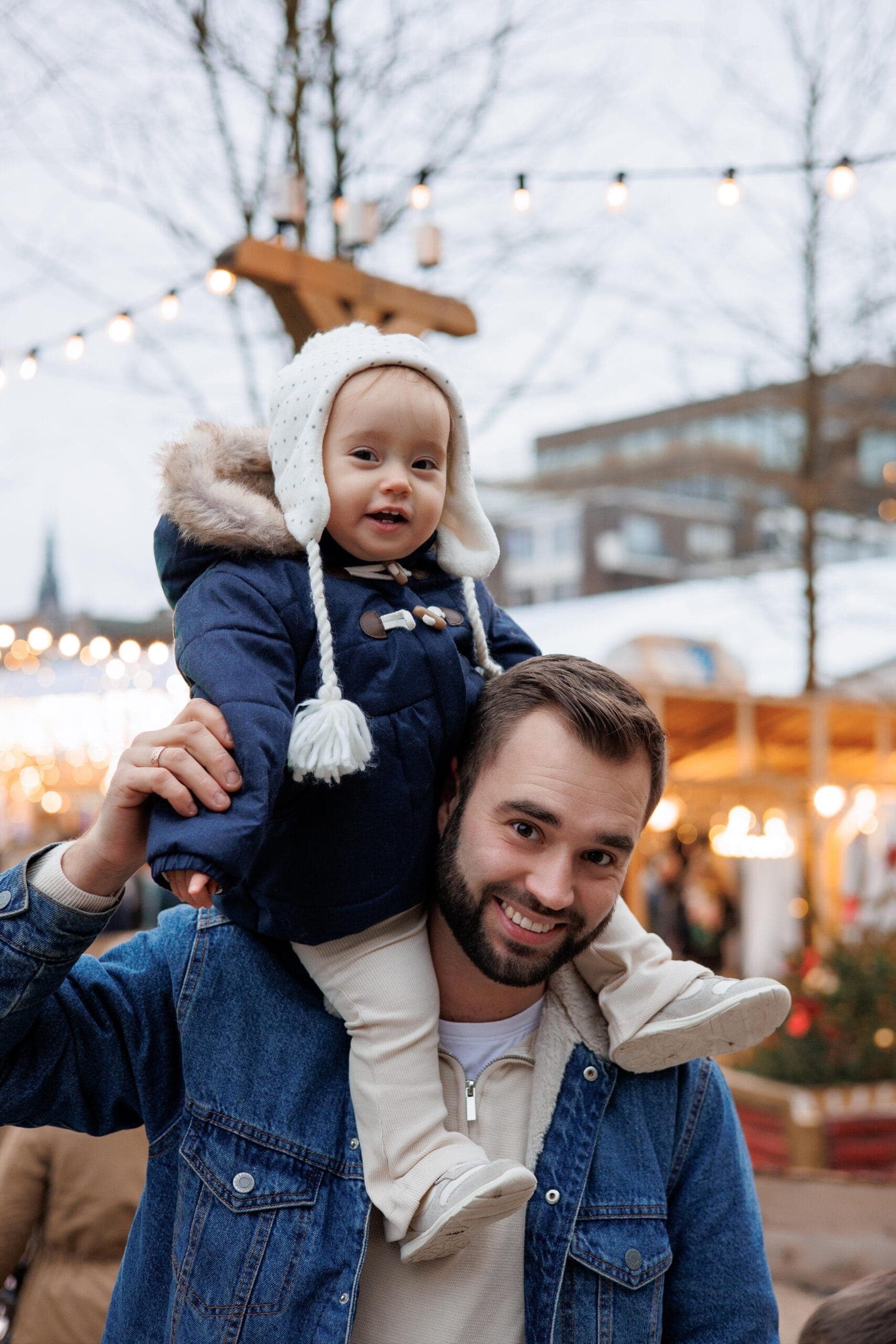 Zacht natuurlijk licht en een ontspannen sfeer voor dit intieme familieportret.