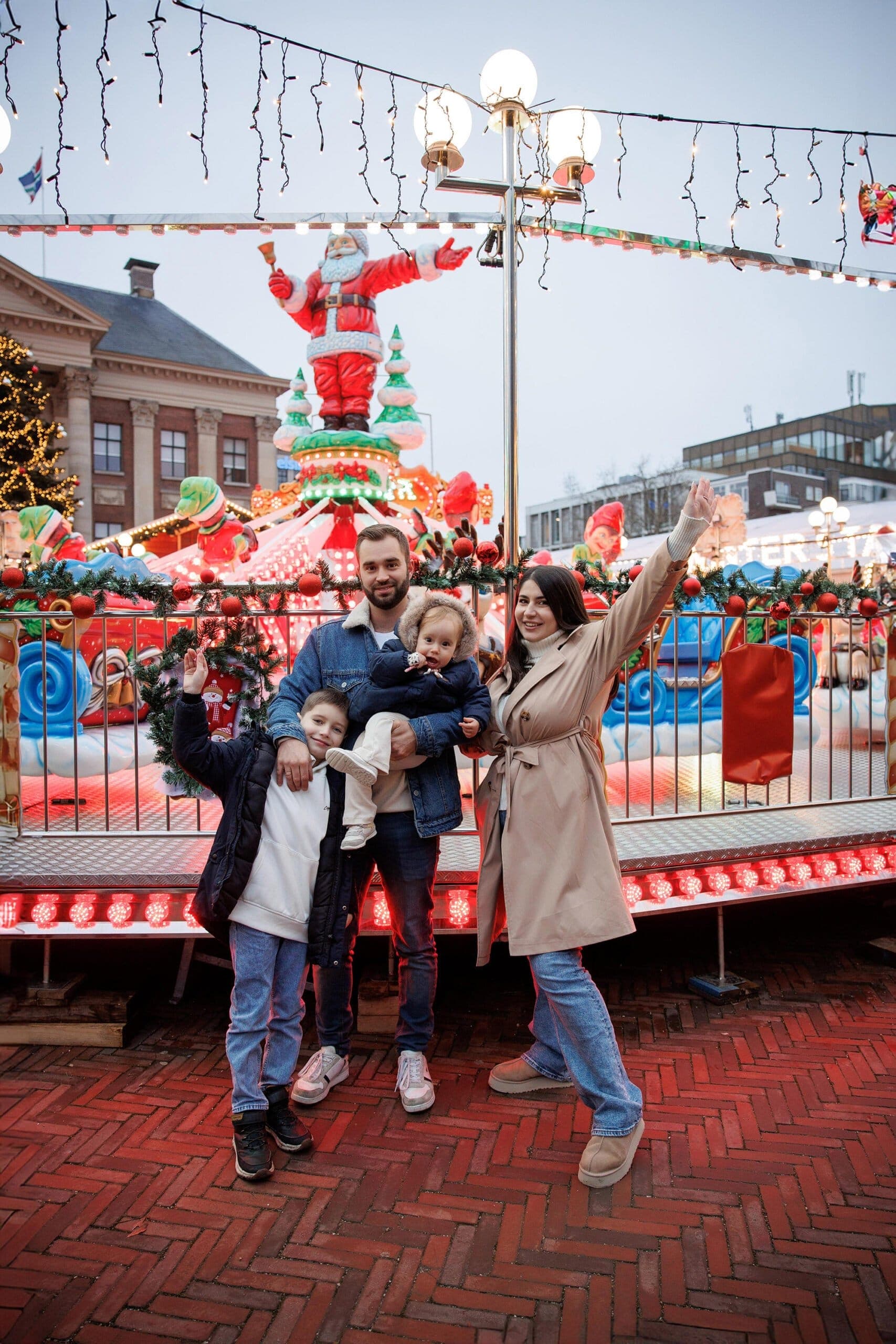 Zacht natuurlijk licht en een ontspannen sfeer voor dit intieme familieportret.