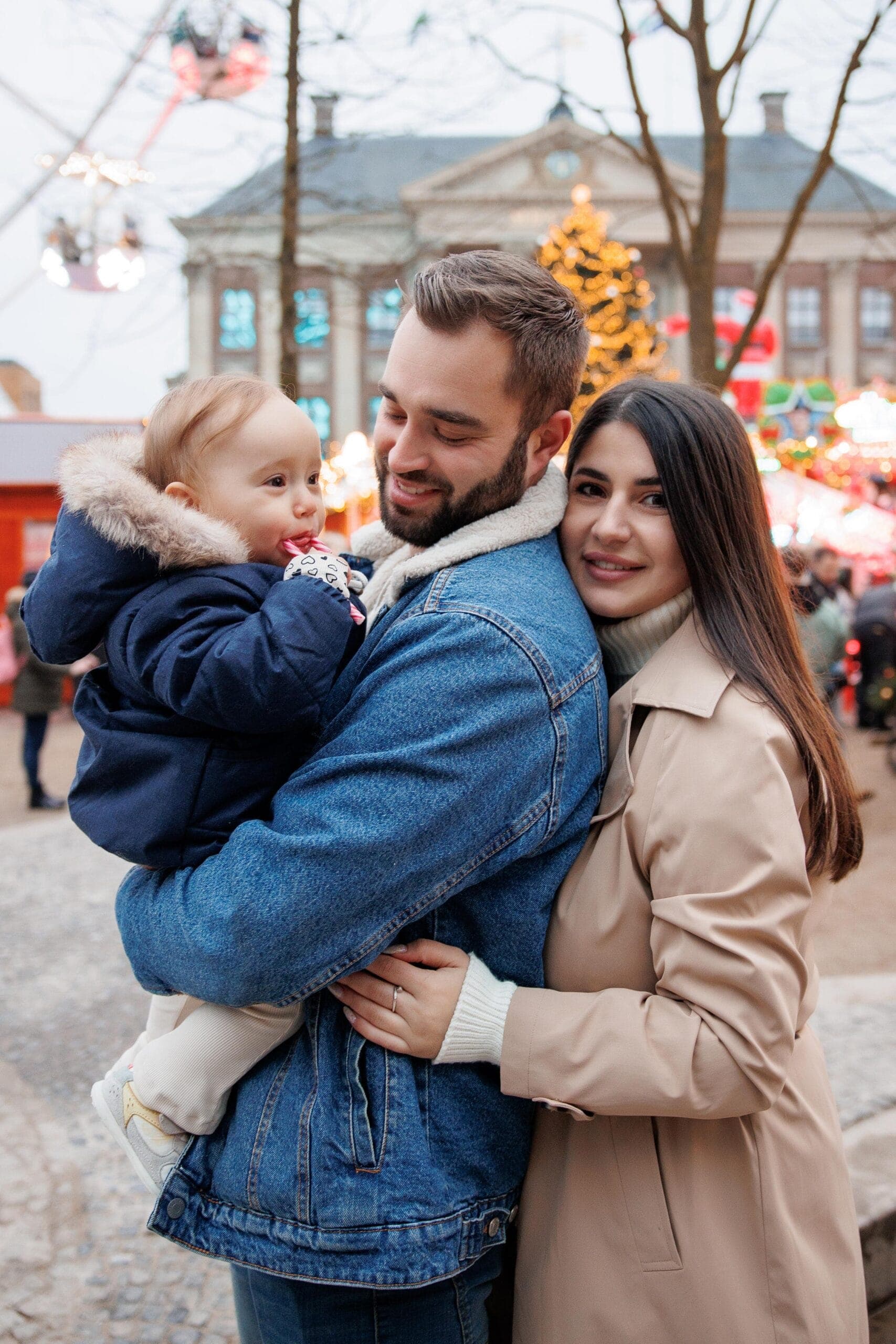 Zacht natuurlijk licht en een ontspannen sfeer voor dit intieme familieportret.