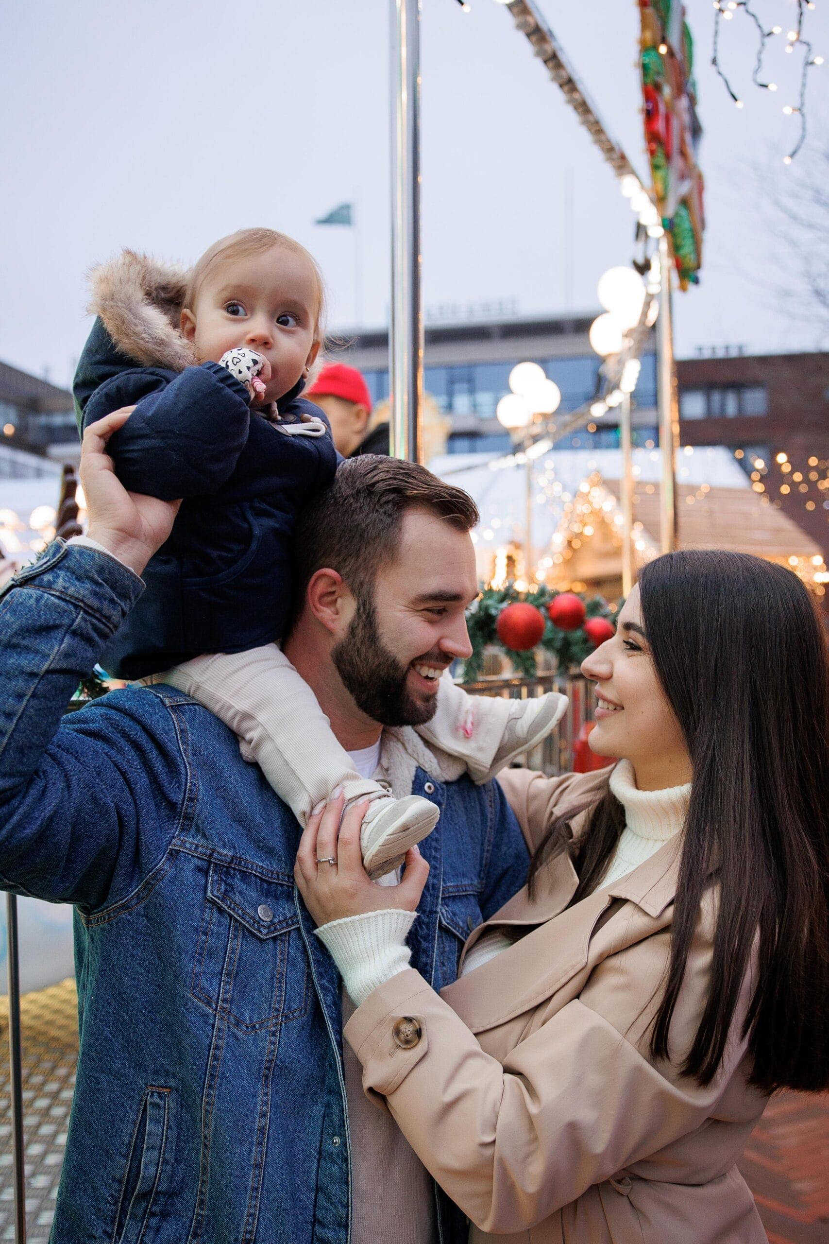 Zacht natuurlijk licht en een ontspannen sfeer voor dit intieme familieportret.
