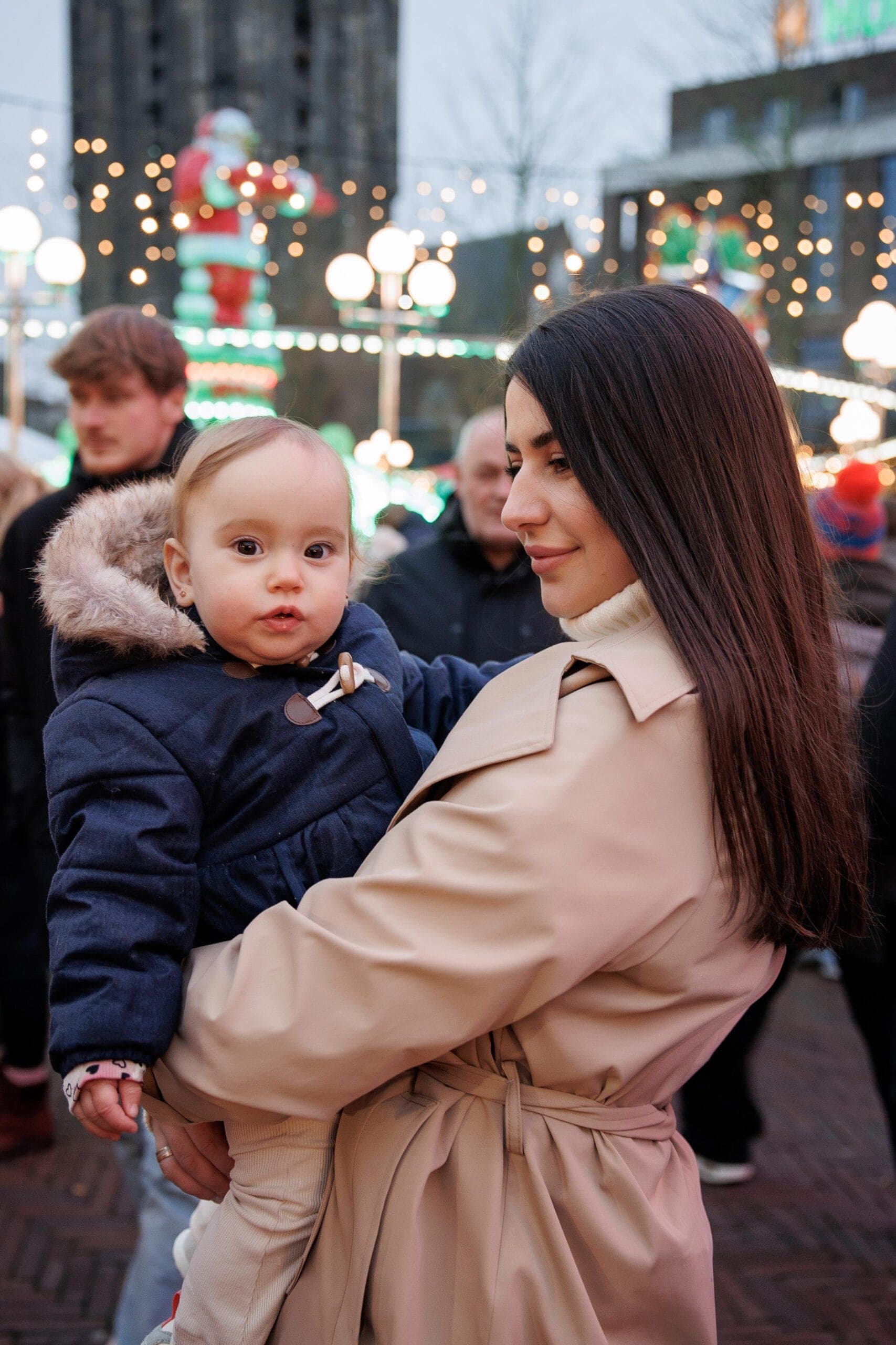 Zacht natuurlijk licht en een ontspannen sfeer voor dit intieme familieportret.