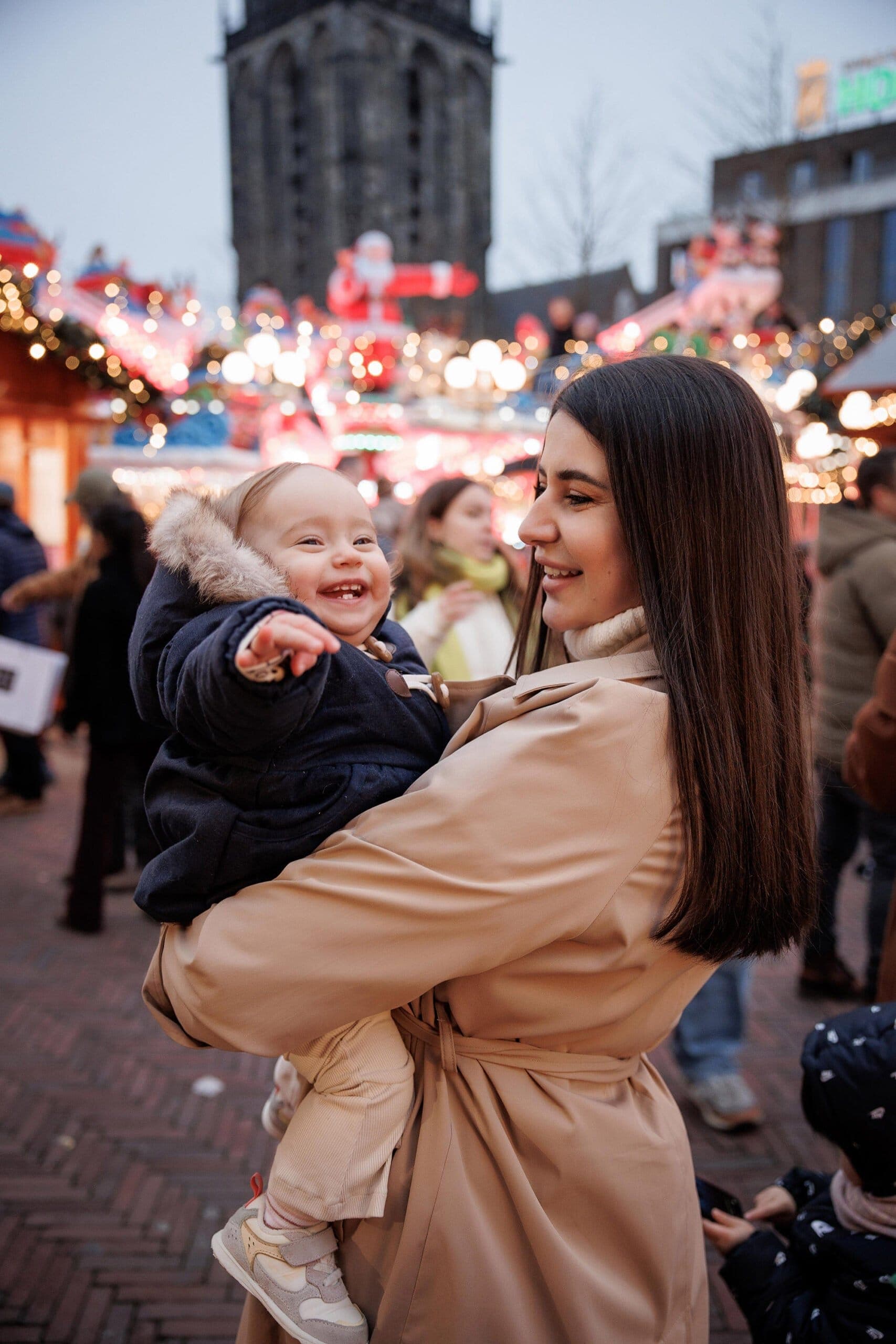 Zacht natuurlijk licht en een ontspannen sfeer voor dit intieme familieportret.