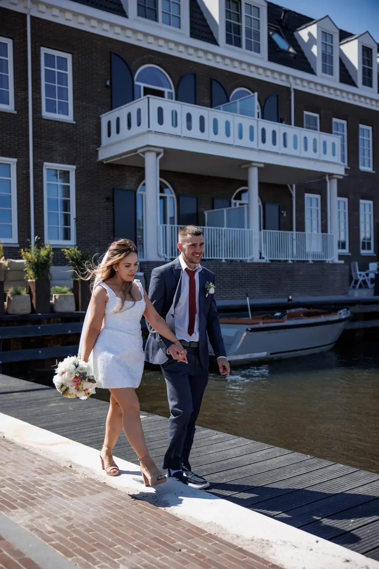 Een viering aan het water in Blauwestad, waar het middaglicht zilver over de haven trok.