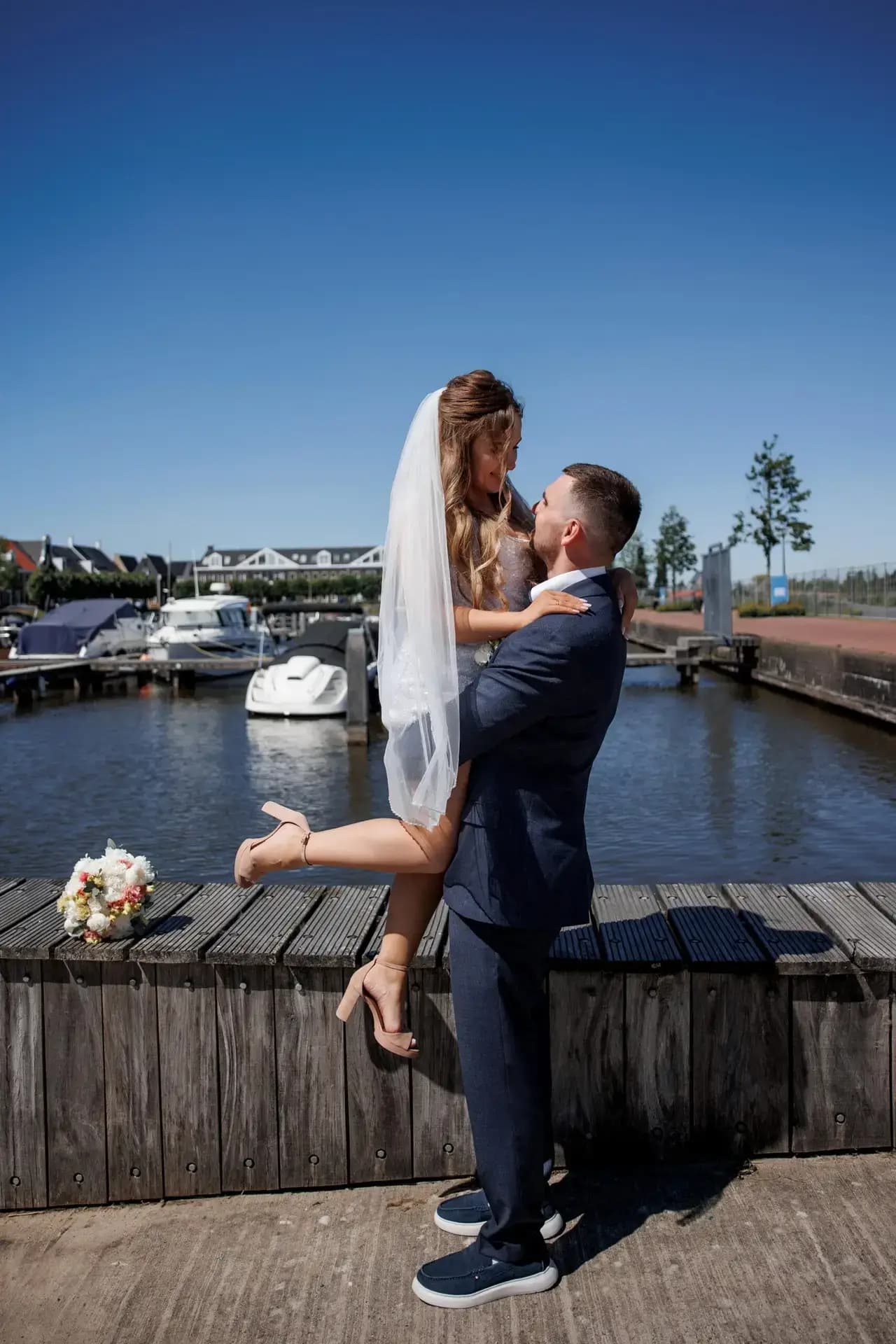 Een viering aan het water in Blauwestad, waar het middaglicht zilver over de haven trok.