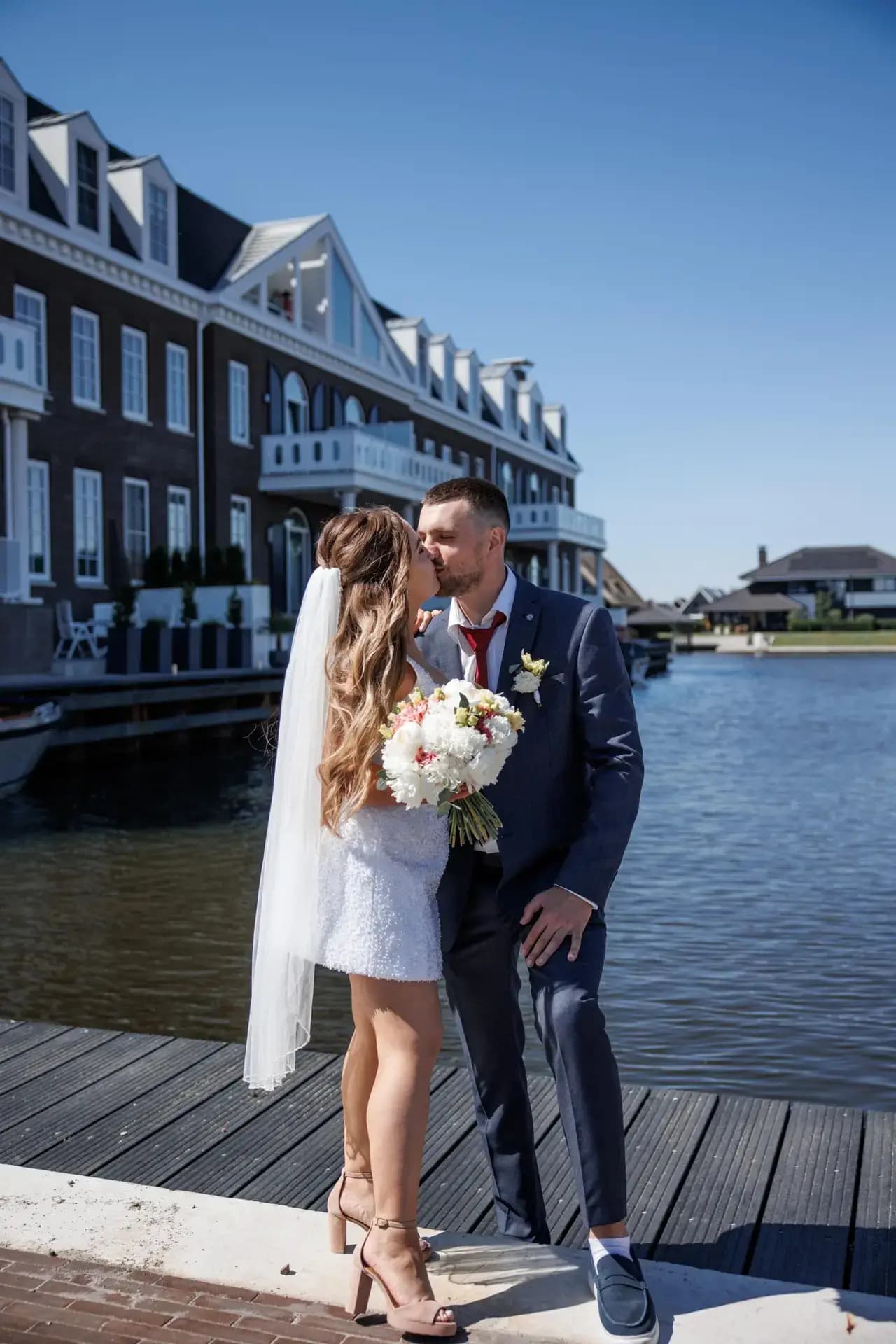 Een viering aan het water in Blauwestad, waar het middaglicht zilver over de haven trok.