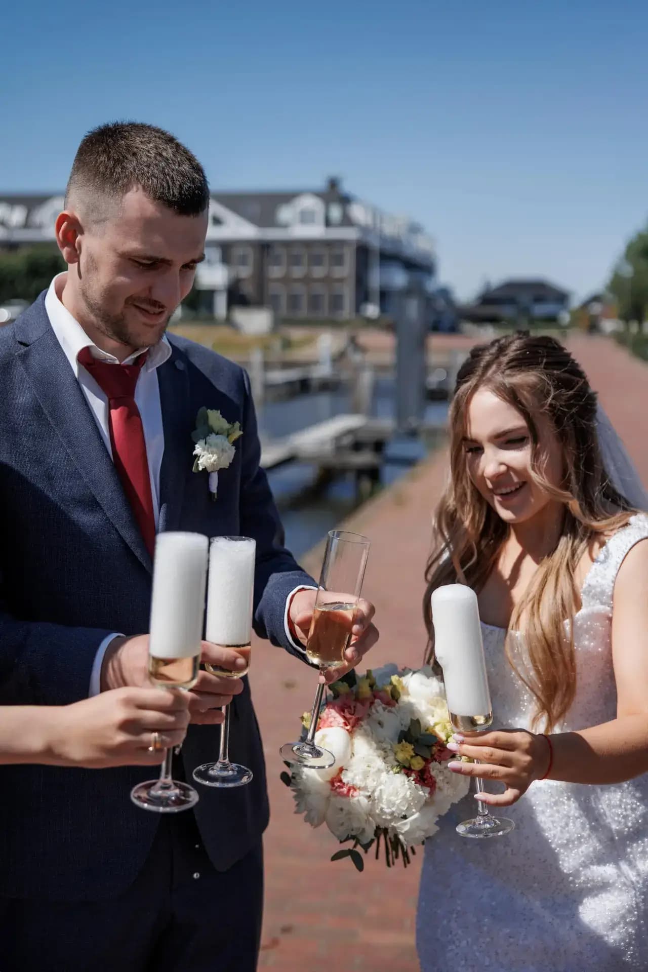 Een viering aan het water in Blauwestad, waar het middaglicht zilver over de haven trok.
