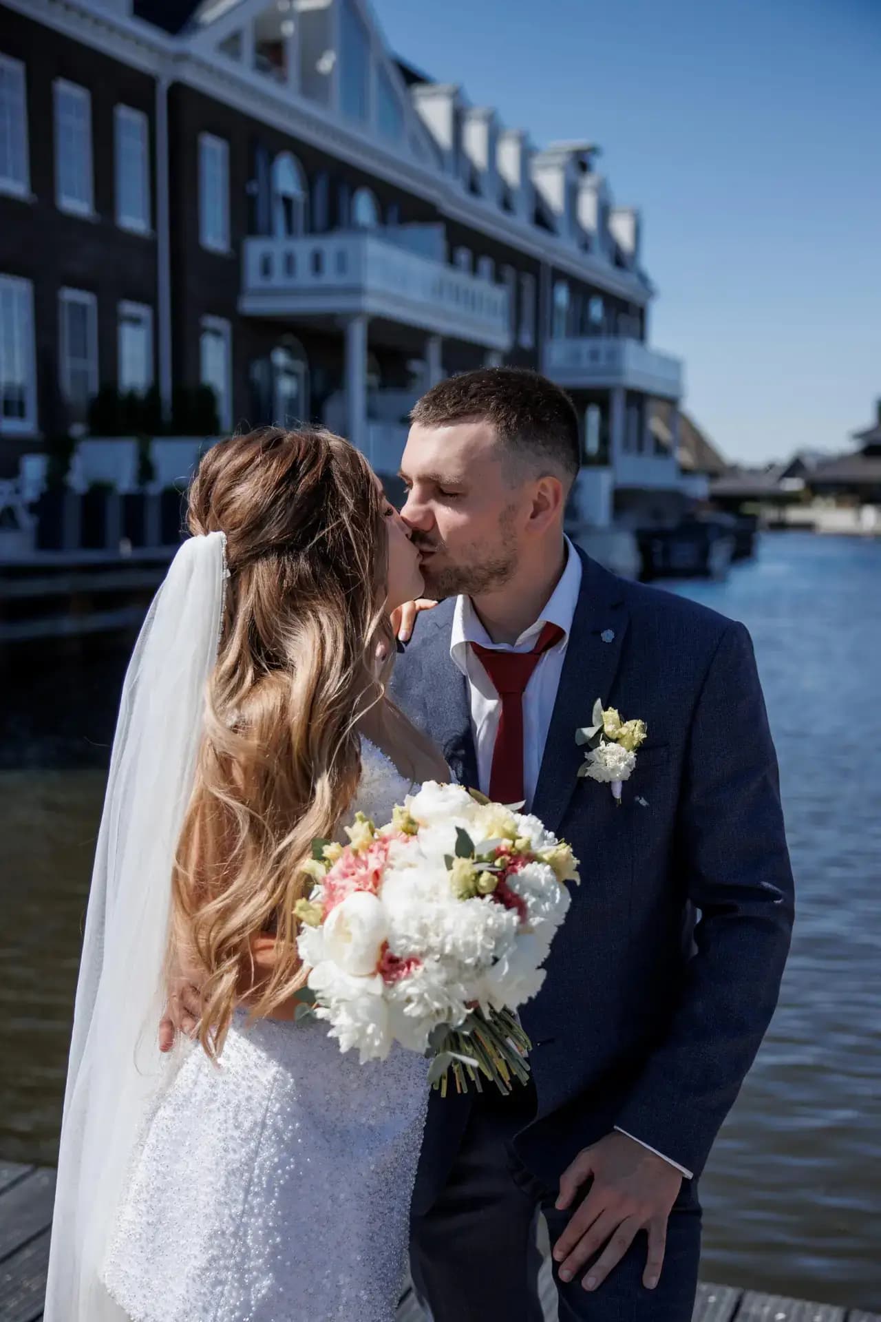 Een viering aan het water in Blauwestad, waar het middaglicht zilver over de haven trok.