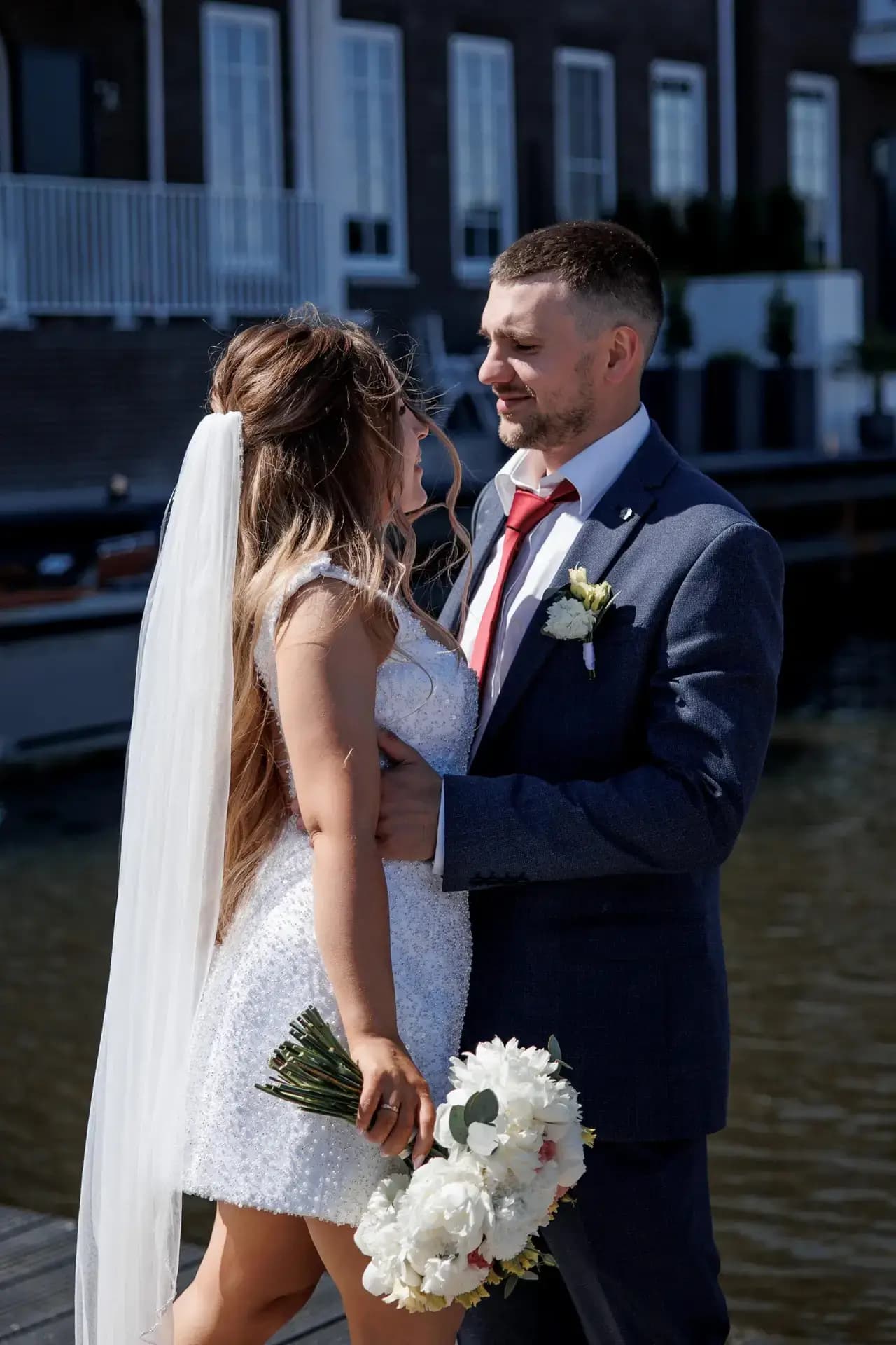 Een viering aan het water in Blauwestad, waar het middaglicht zilver over de haven trok.
