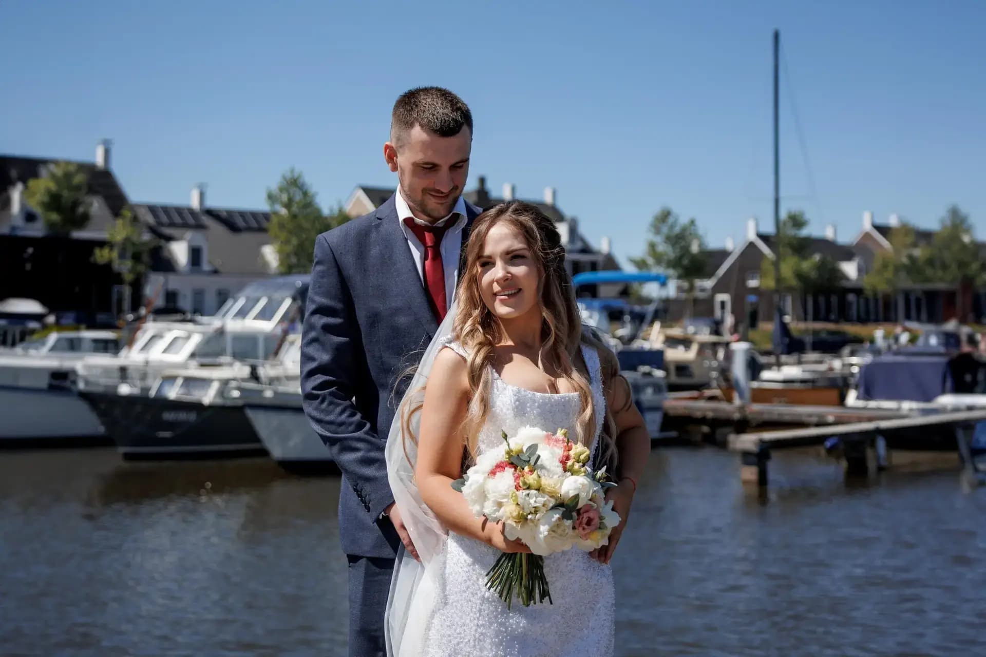 Een viering aan het water in Blauwestad, waar het middaglicht zilver over de haven trok.