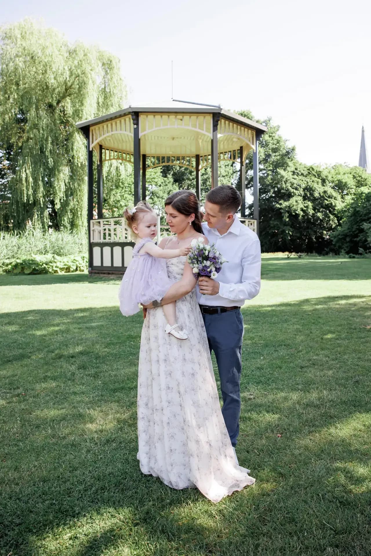 Familiefotografie Friesland: gezin samen in het park, warm en ontspannen