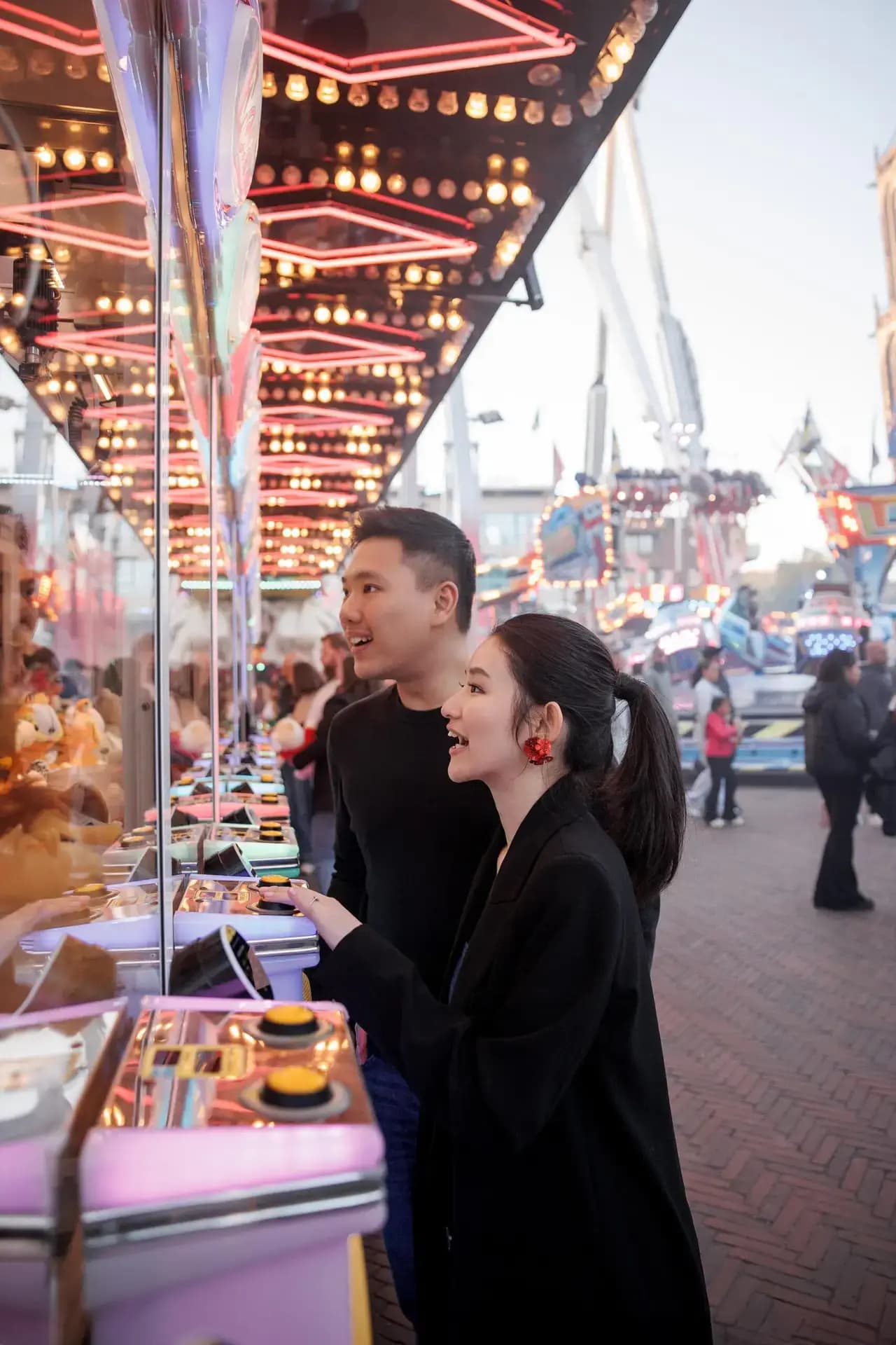 Koppelfotografie Groningen: koppel in gouden avondlicht in de stad