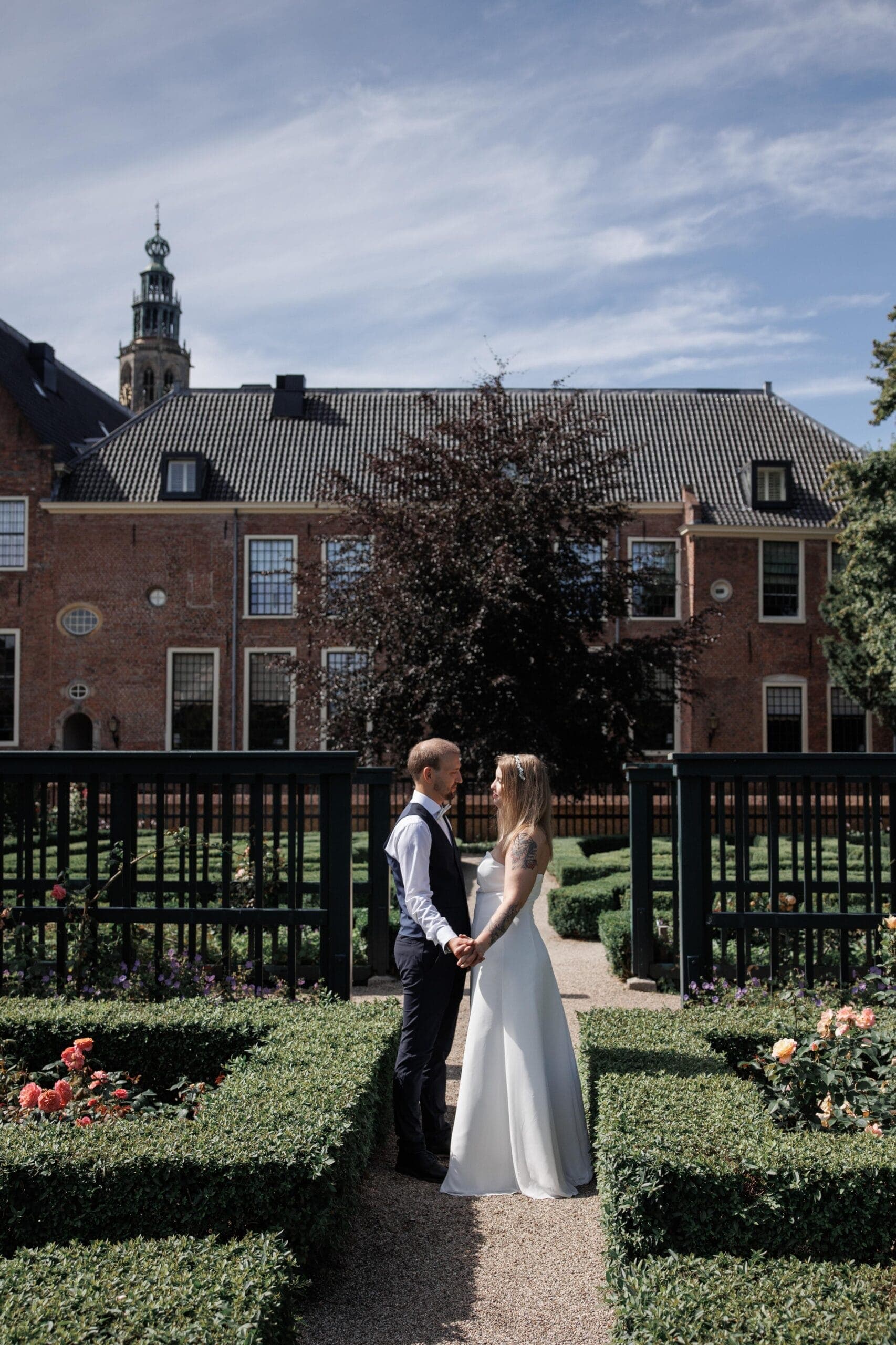 De oude straten van Groningen droegen de dag met rust en karakter.