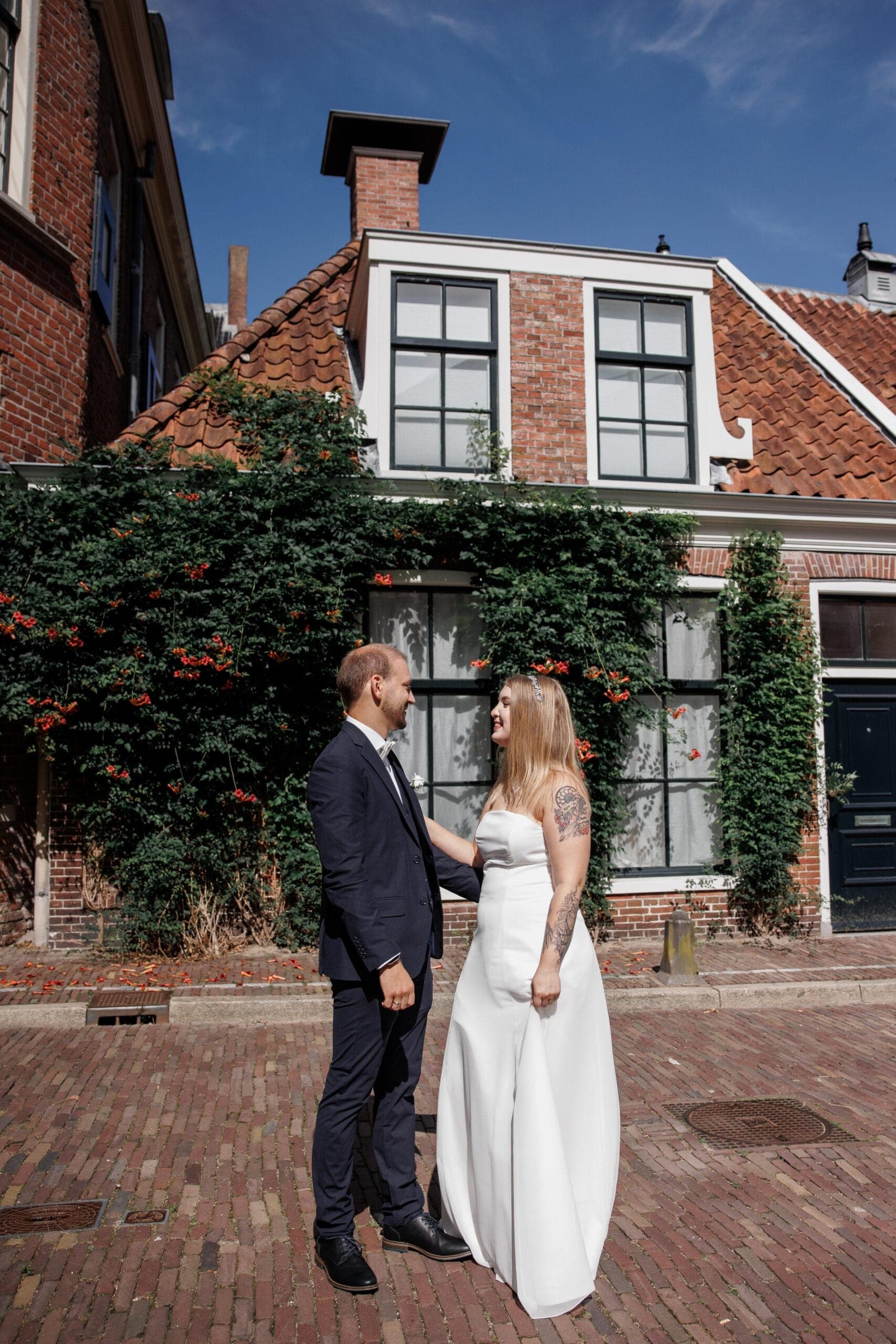 De oude straten van Groningen droegen de dag met rust en karakter.