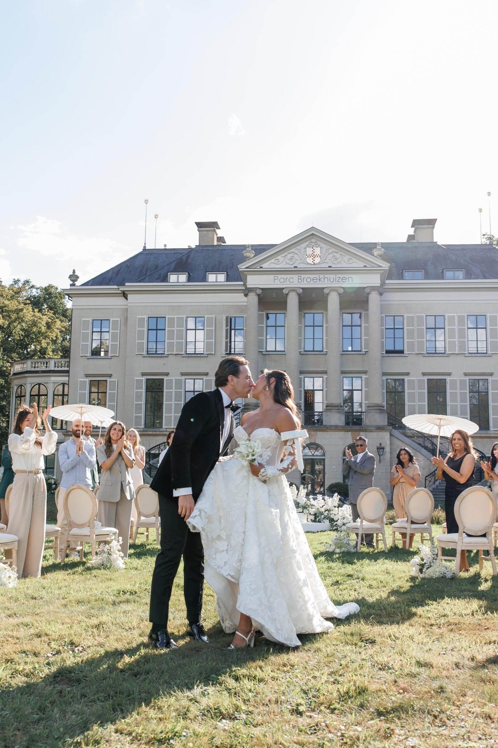Een landgoedviering tussen oude tuinen en stille luxe.
