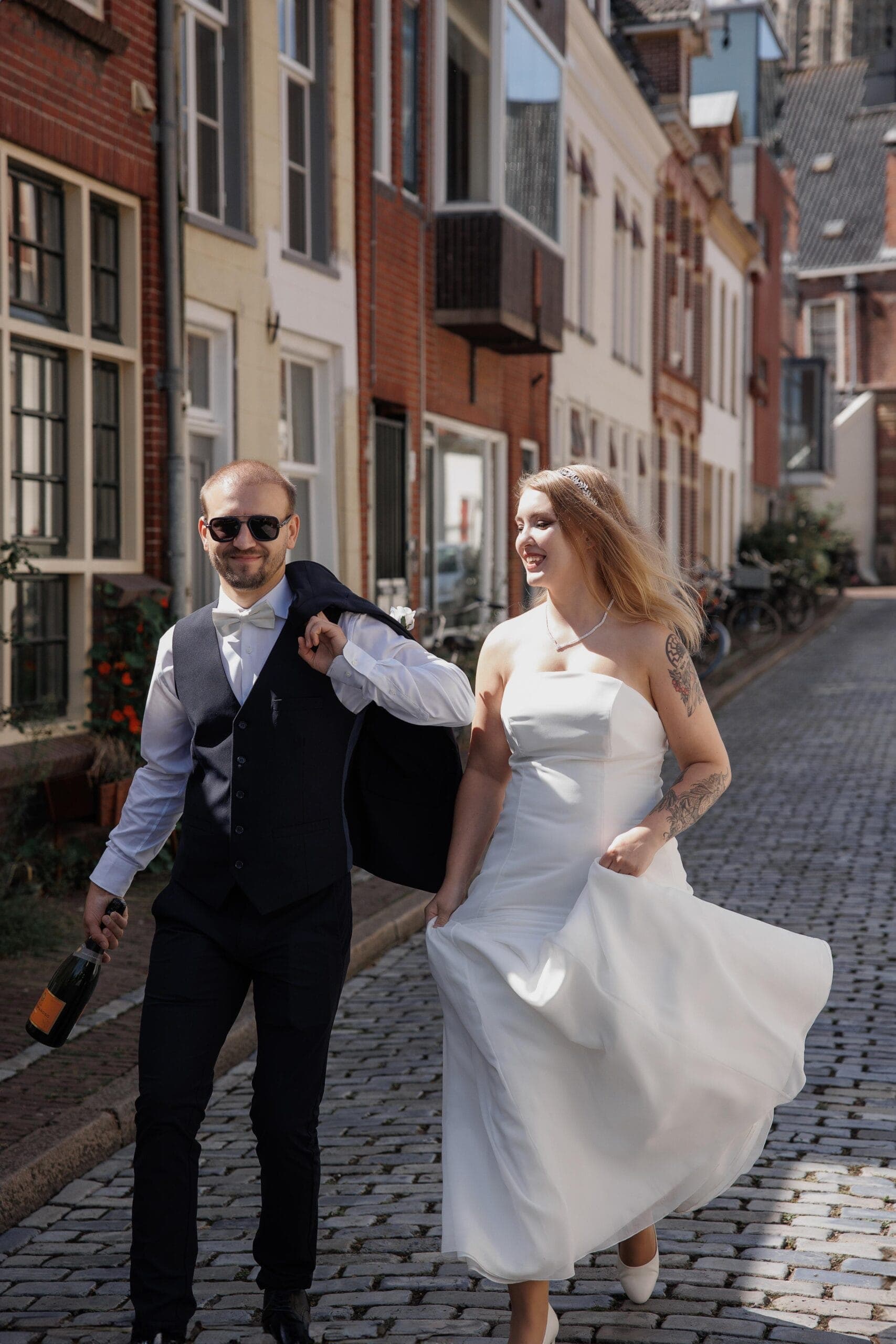 De oude straten van Groningen droegen de dag met rust en karakter.