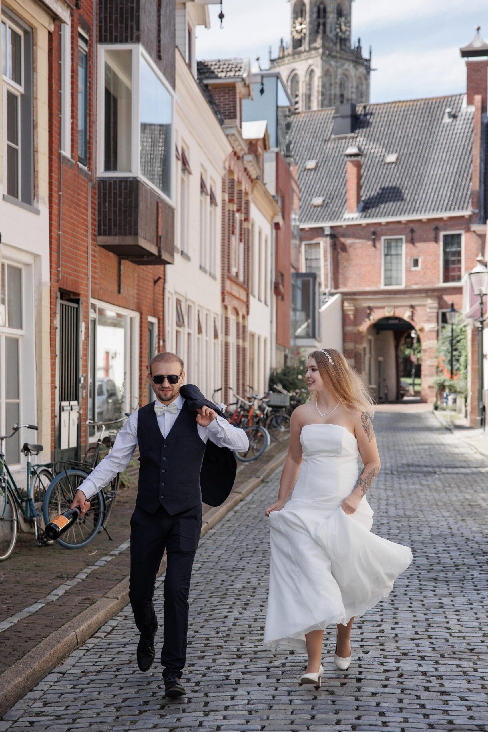De oude straten van Groningen droegen de dag met rust en karakter.