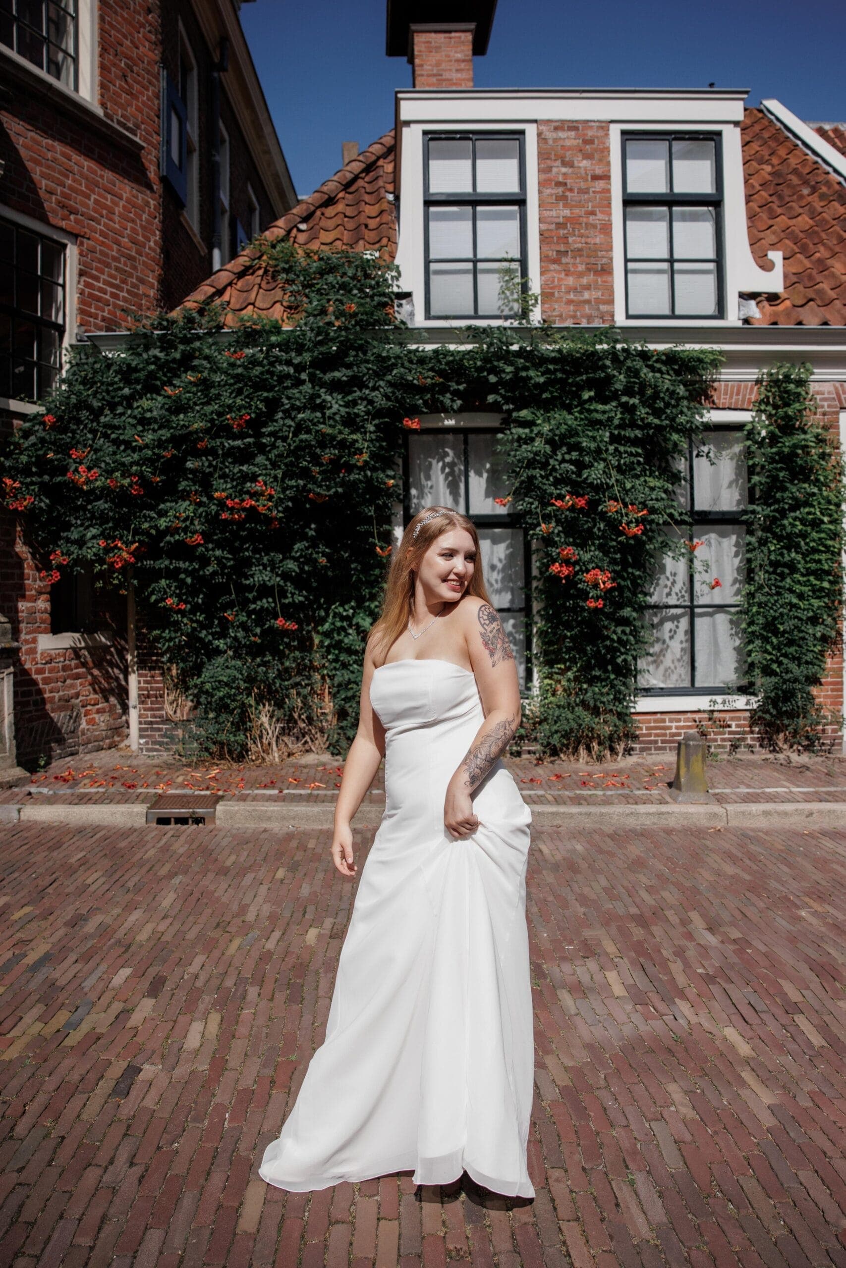 De oude straten van Groningen droegen de dag met rust en karakter.