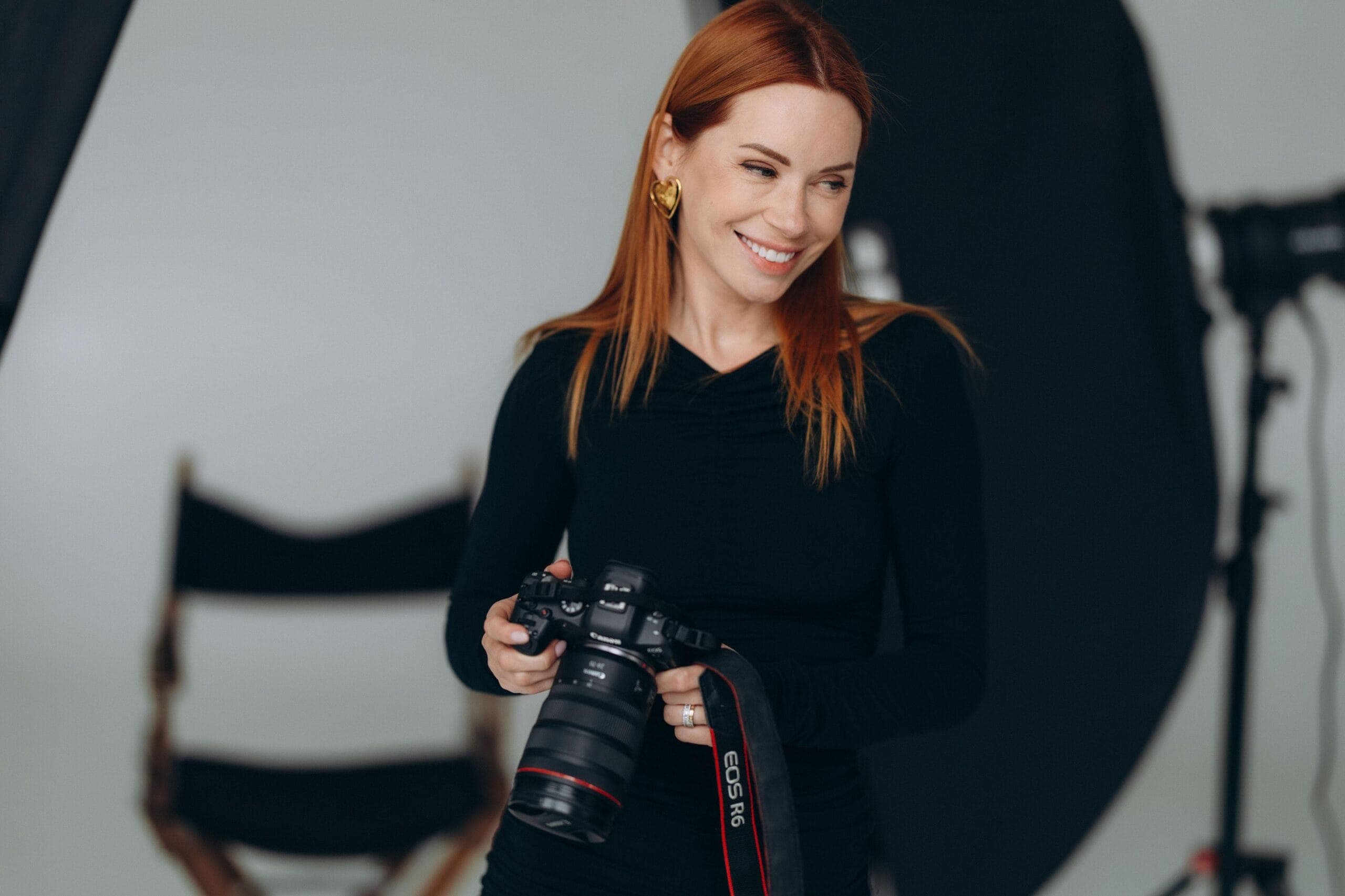 Viktoria Jensen, photographer in Groningen, holding her camera