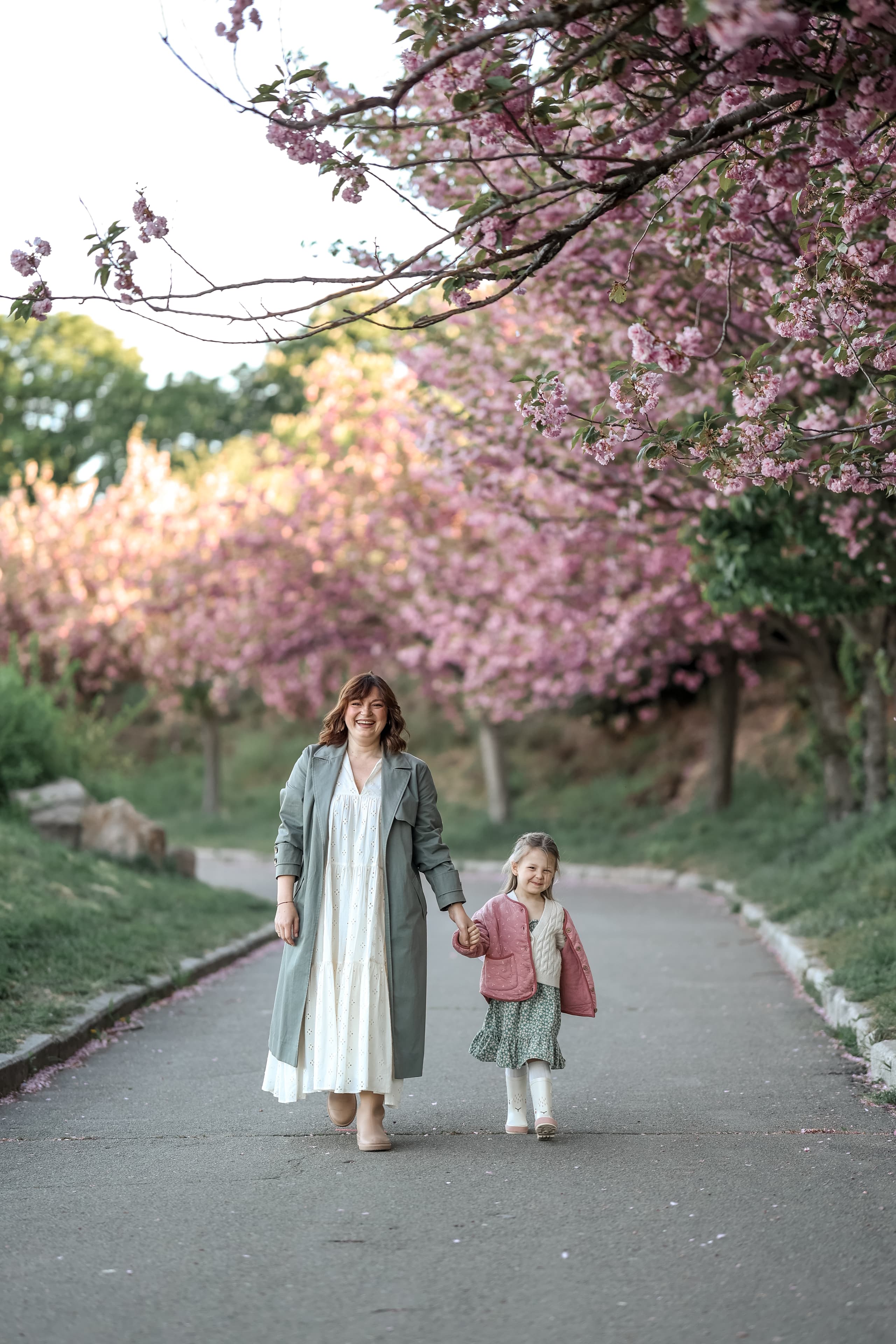 Een moeder en dochter die samen genieten van de lente in Kyiv.