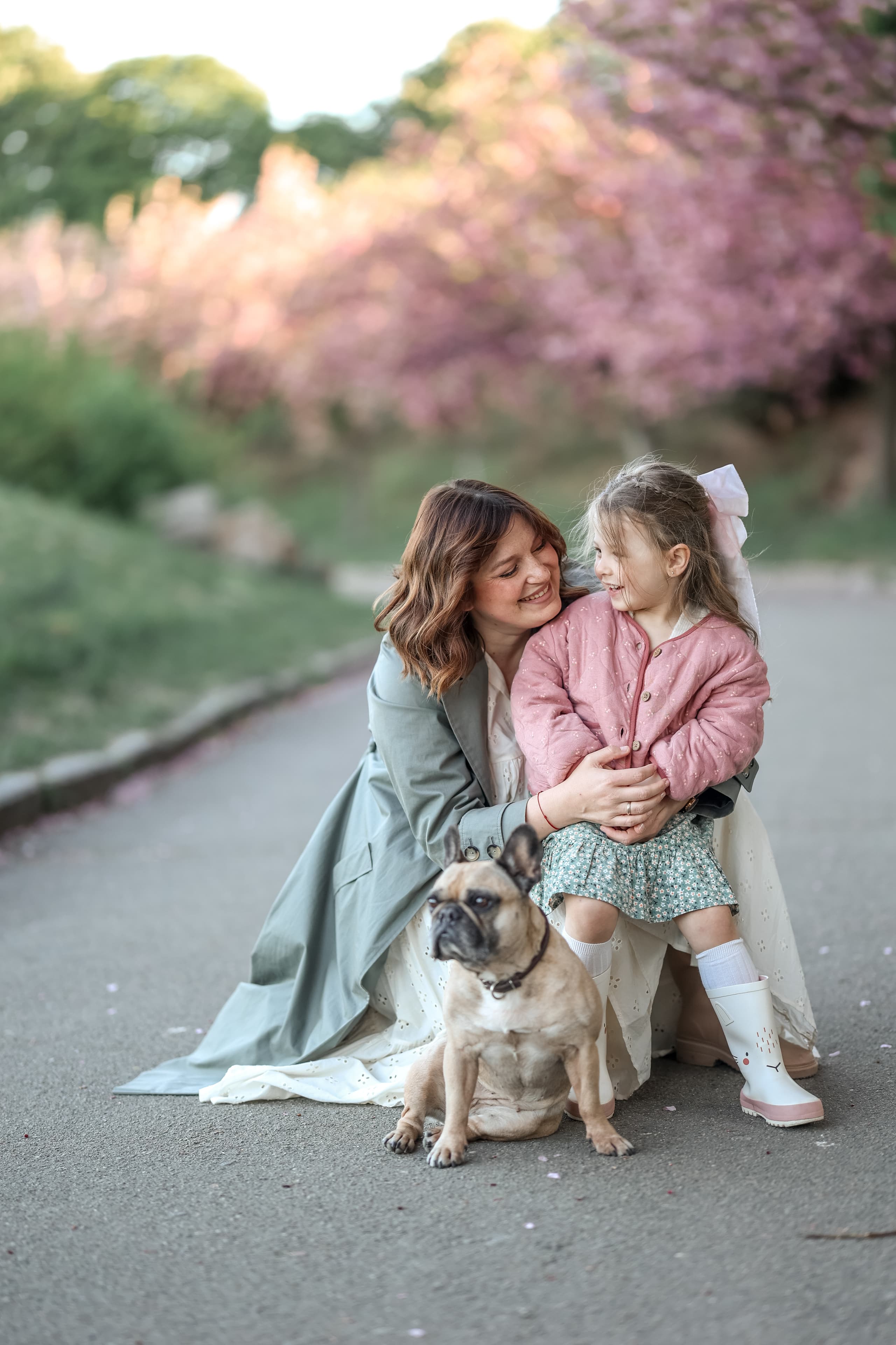 Een moeder en dochter die samen genieten van de lente in Kyiv.