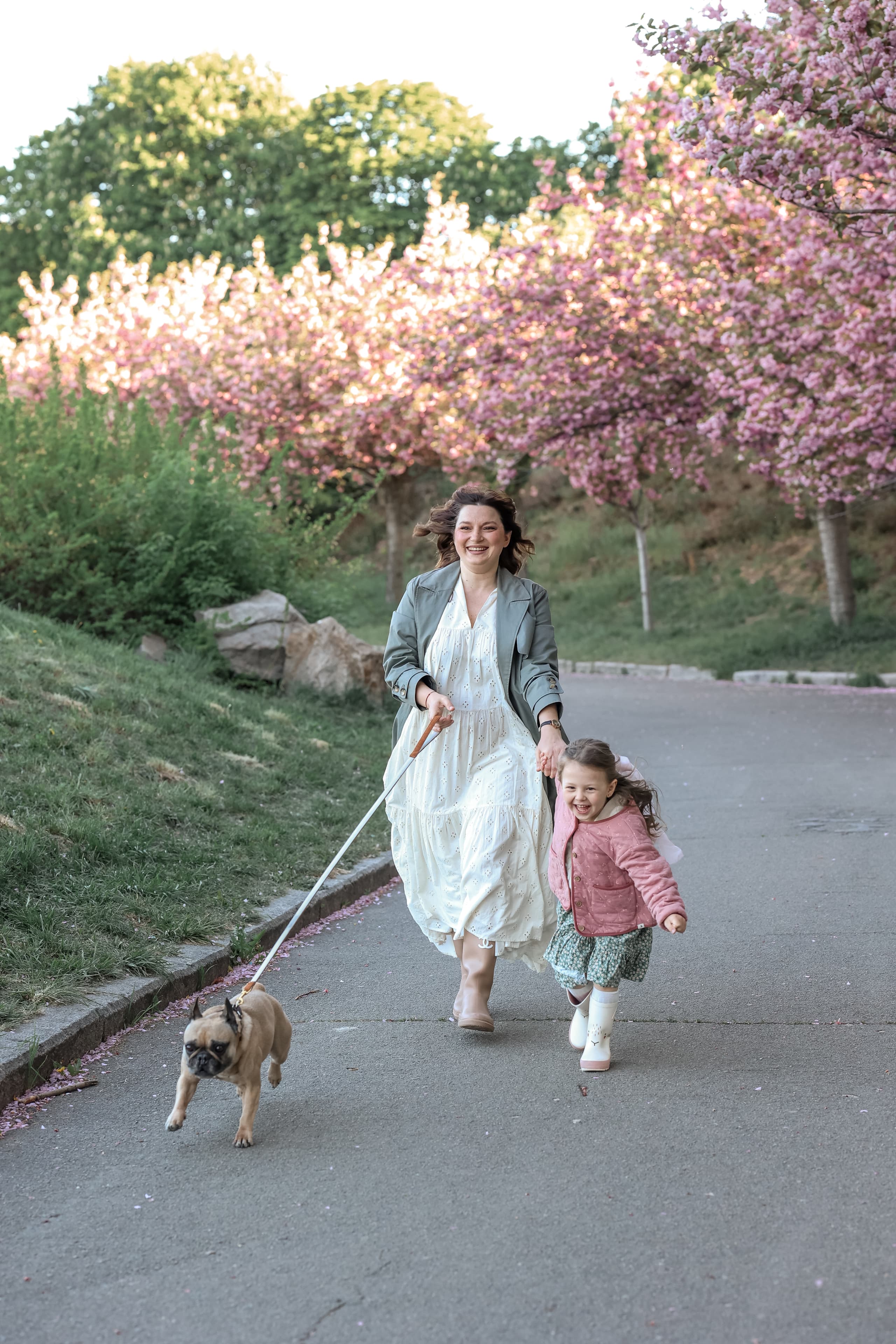 Een moeder en dochter die samen genieten van de lente in Kyiv.