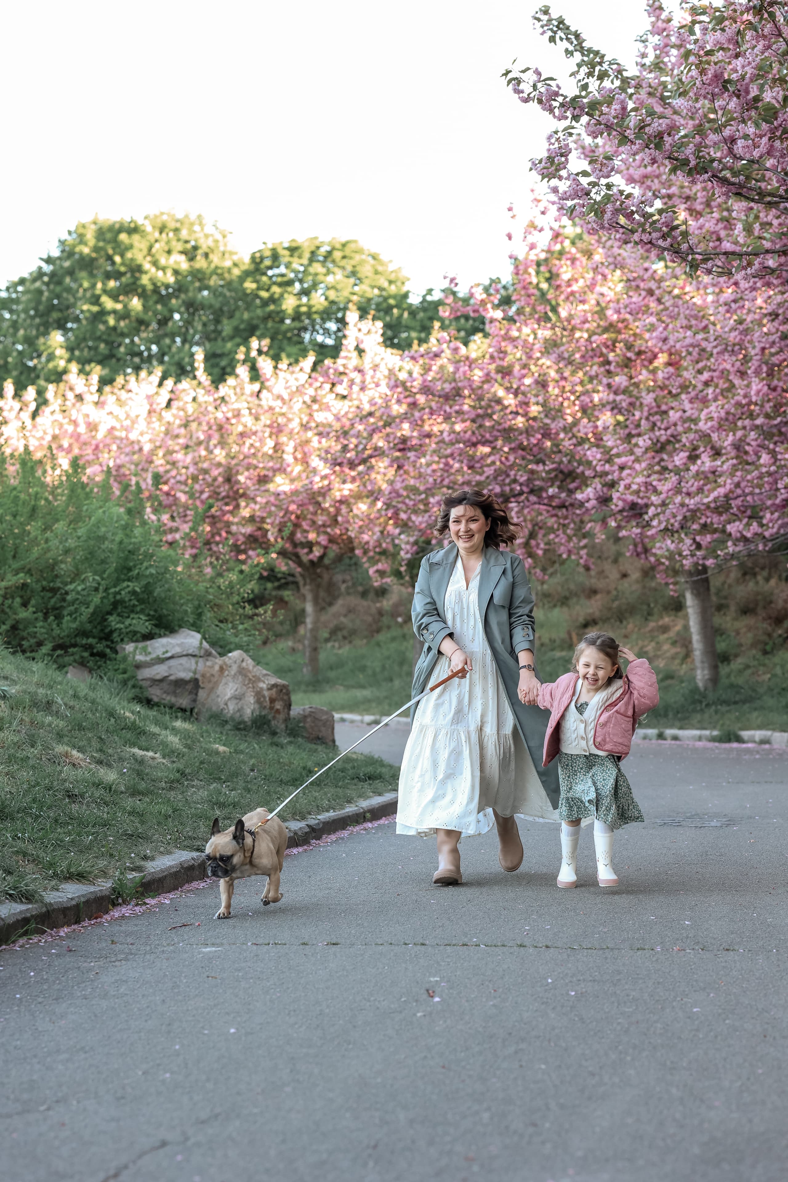 Een moeder en dochter die samen genieten van de lente in Kyiv.