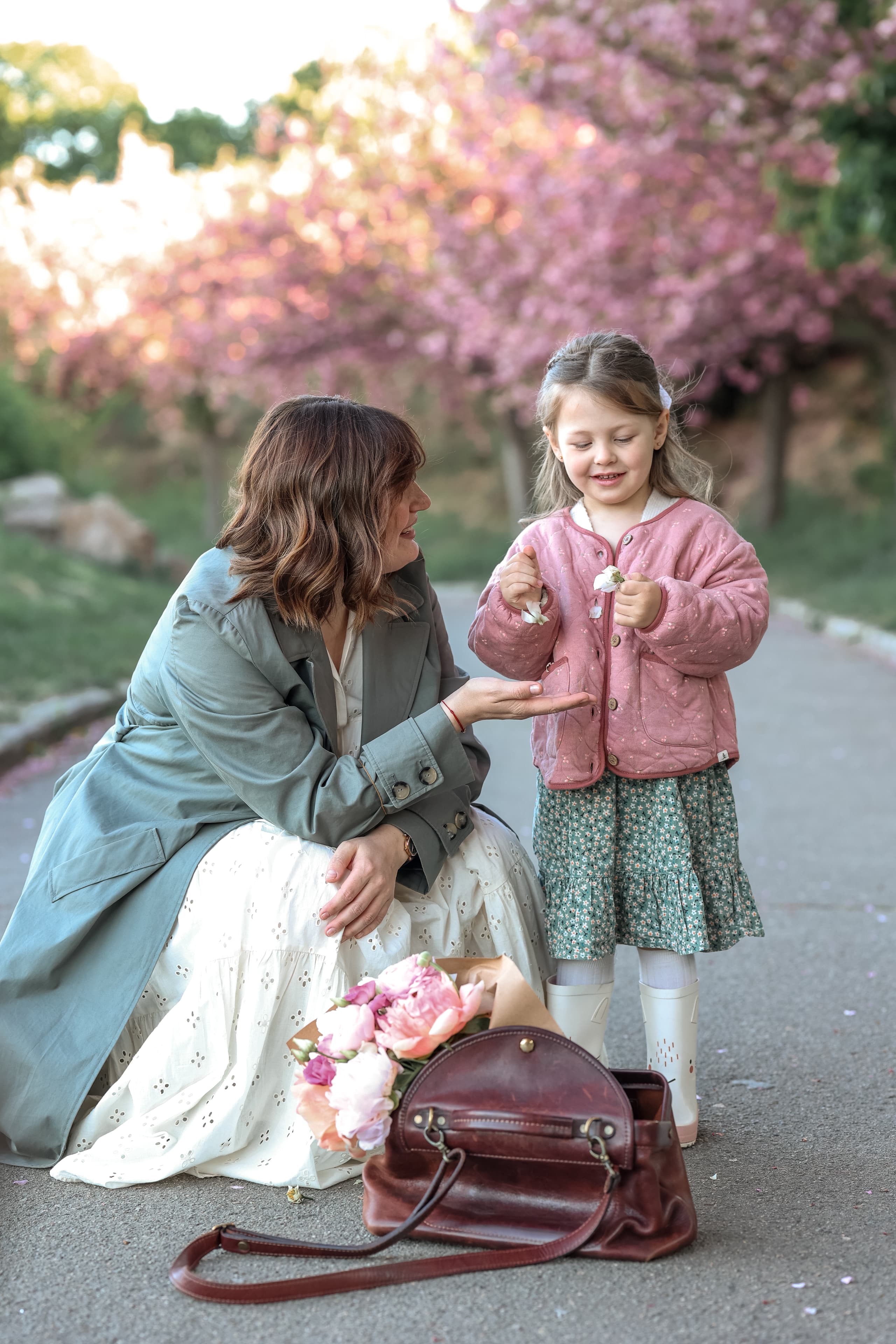 Een moeder en dochter die samen genieten van de lente in Kyiv.