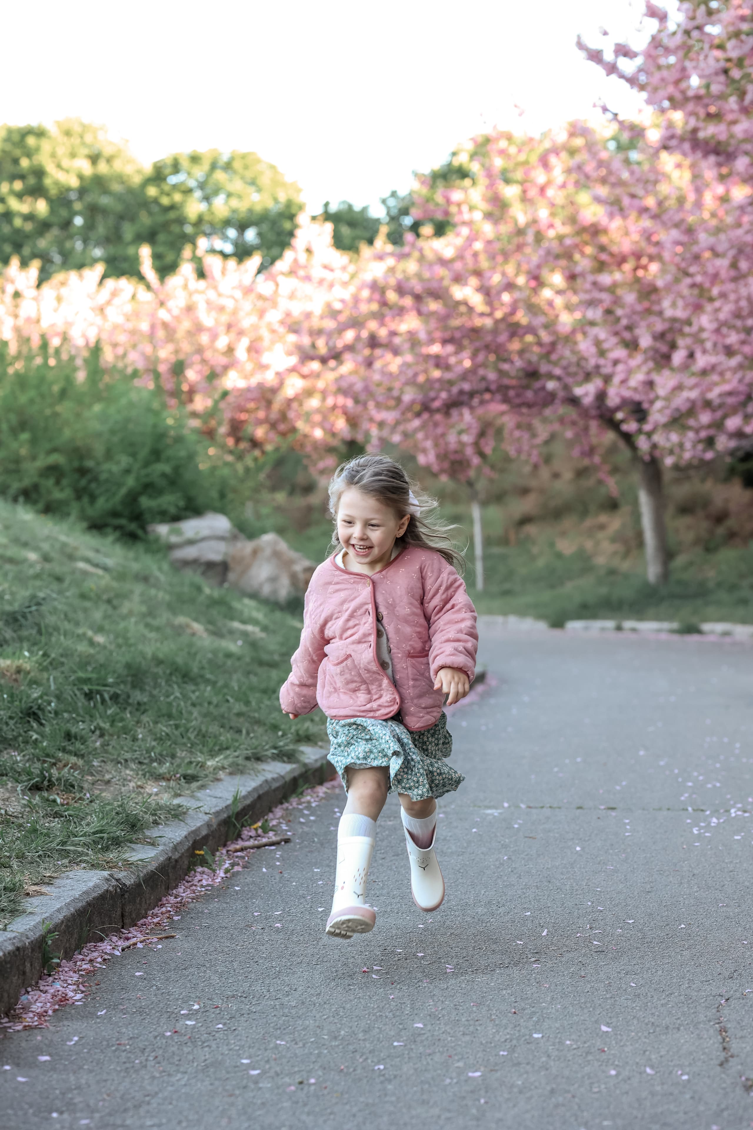 Een moeder en dochter die samen genieten van de lente in Kyiv.