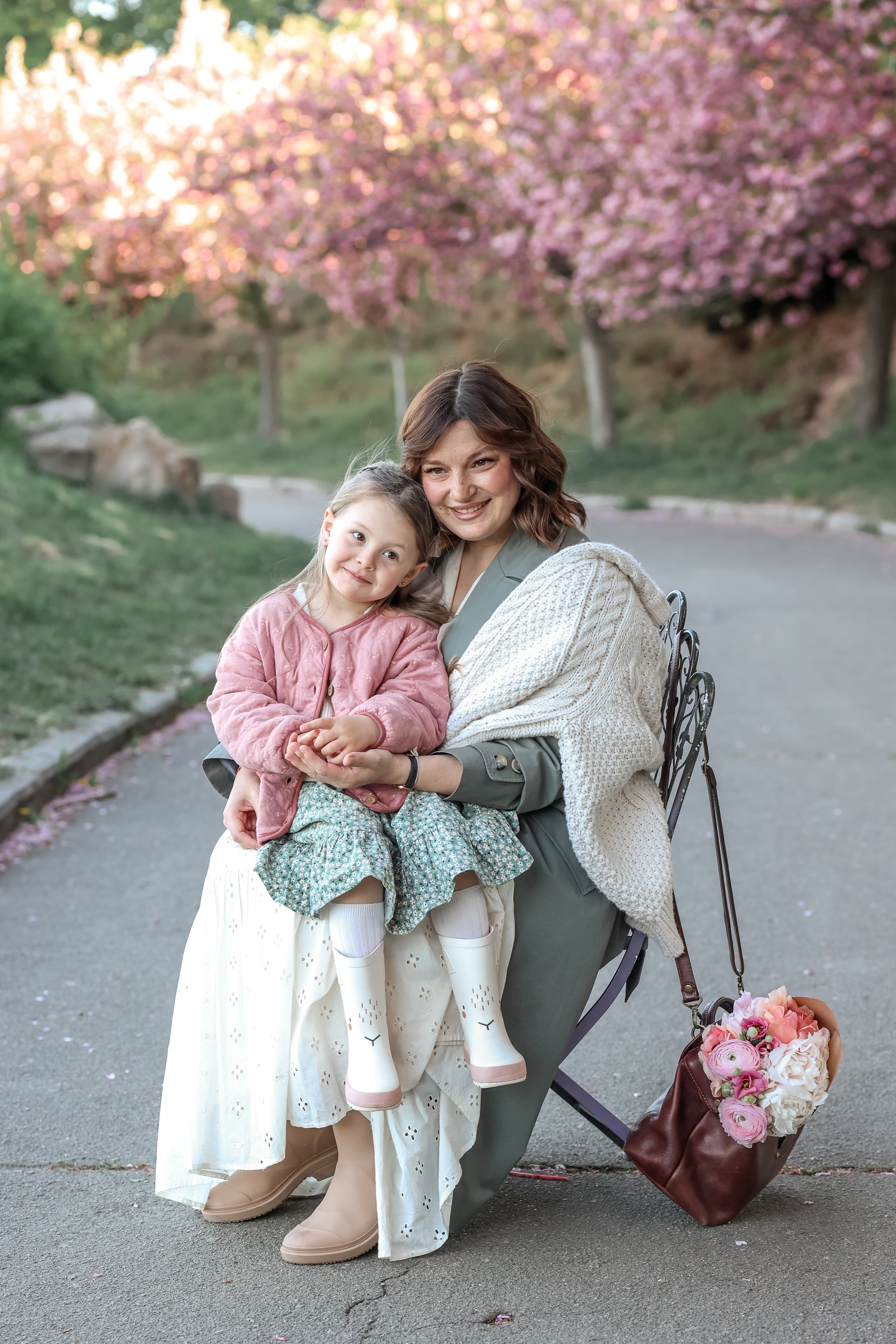 Een moeder en dochter die samen genieten van de lente in Kyiv.