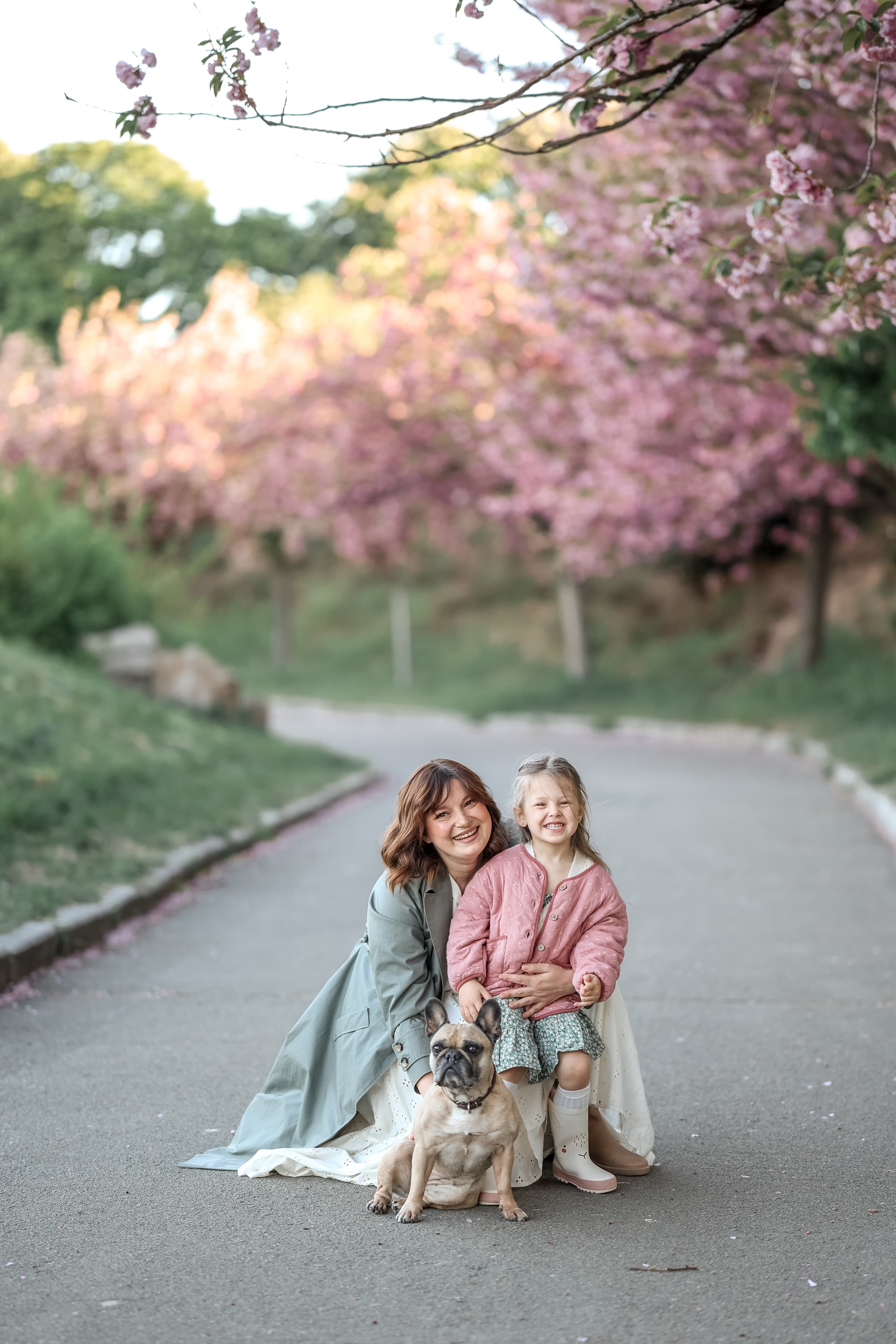 Een moeder en dochter die samen genieten van de lente in Kyiv.