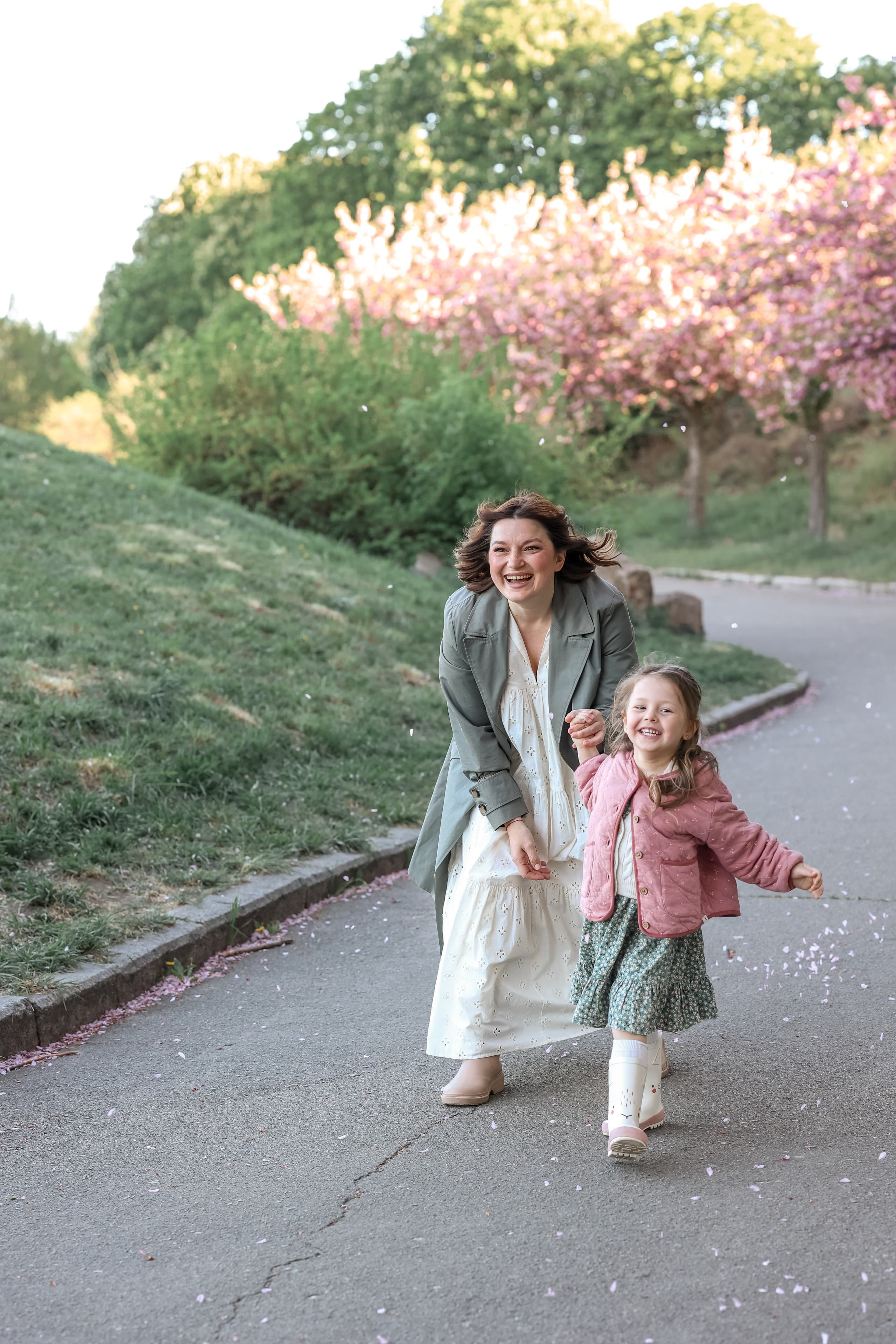 Een moeder en dochter die samen genieten van de lente in Kyiv.