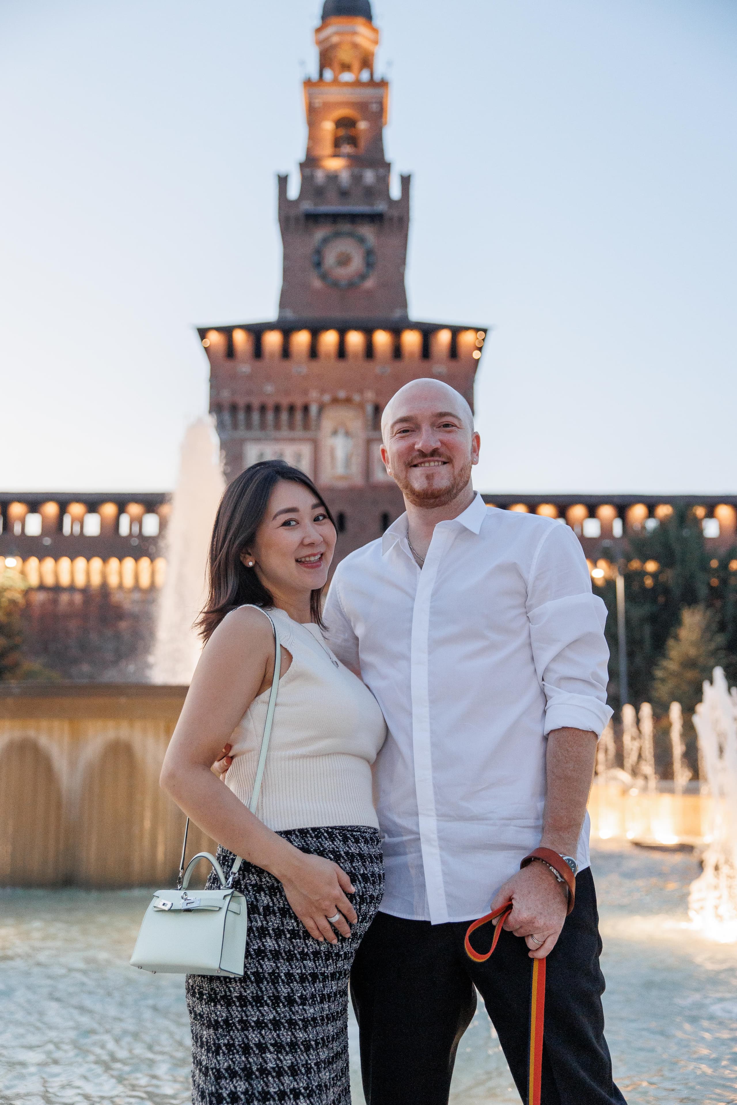 Een vreugdevolle koppelshoot tussen de iconische bezienswaardigheden van Milaan, ter viering van liefde en een nieuw begin.