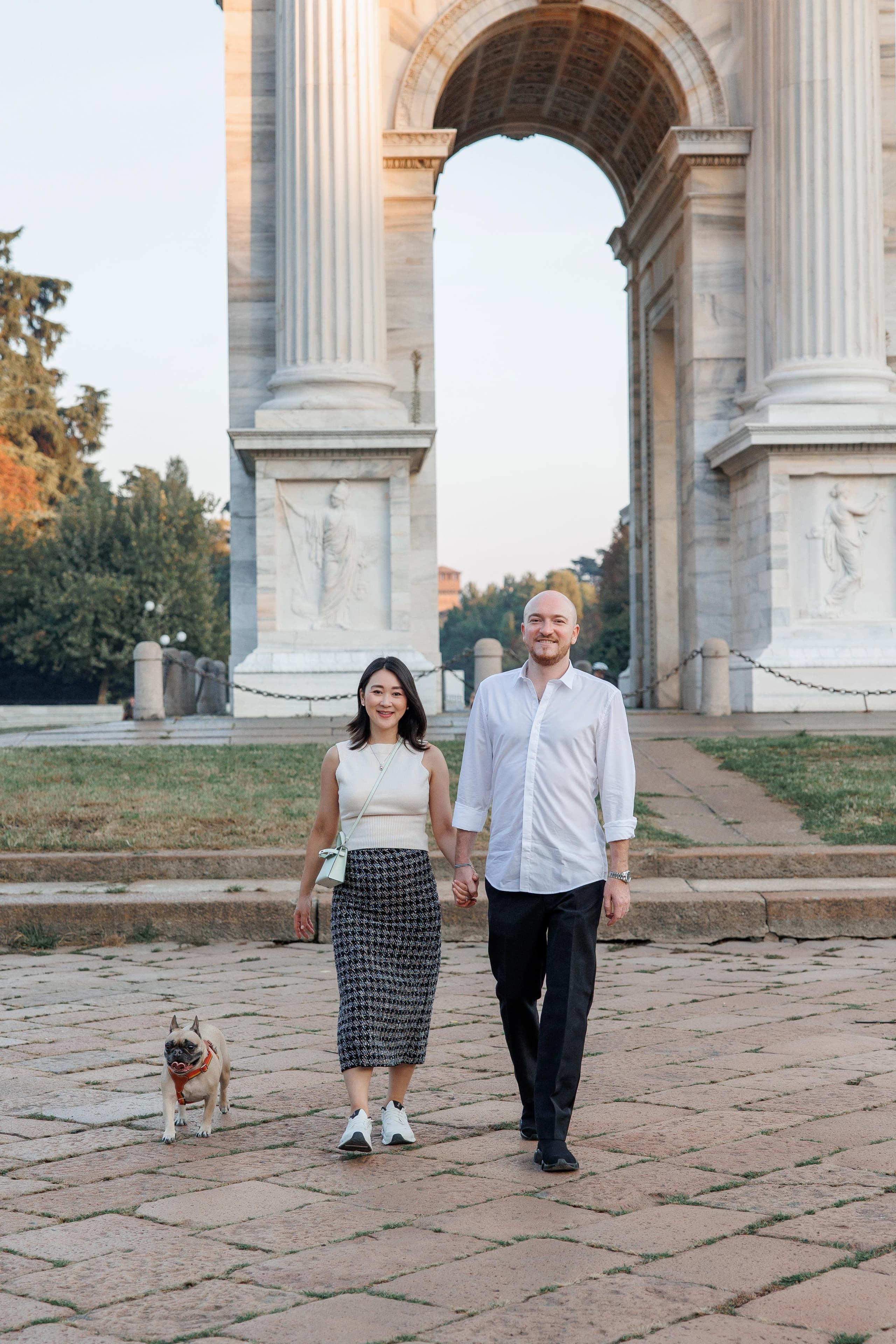 Een vreugdevolle koppelshoot tussen de iconische bezienswaardigheden van Milaan, ter viering van liefde en een nieuw begin.