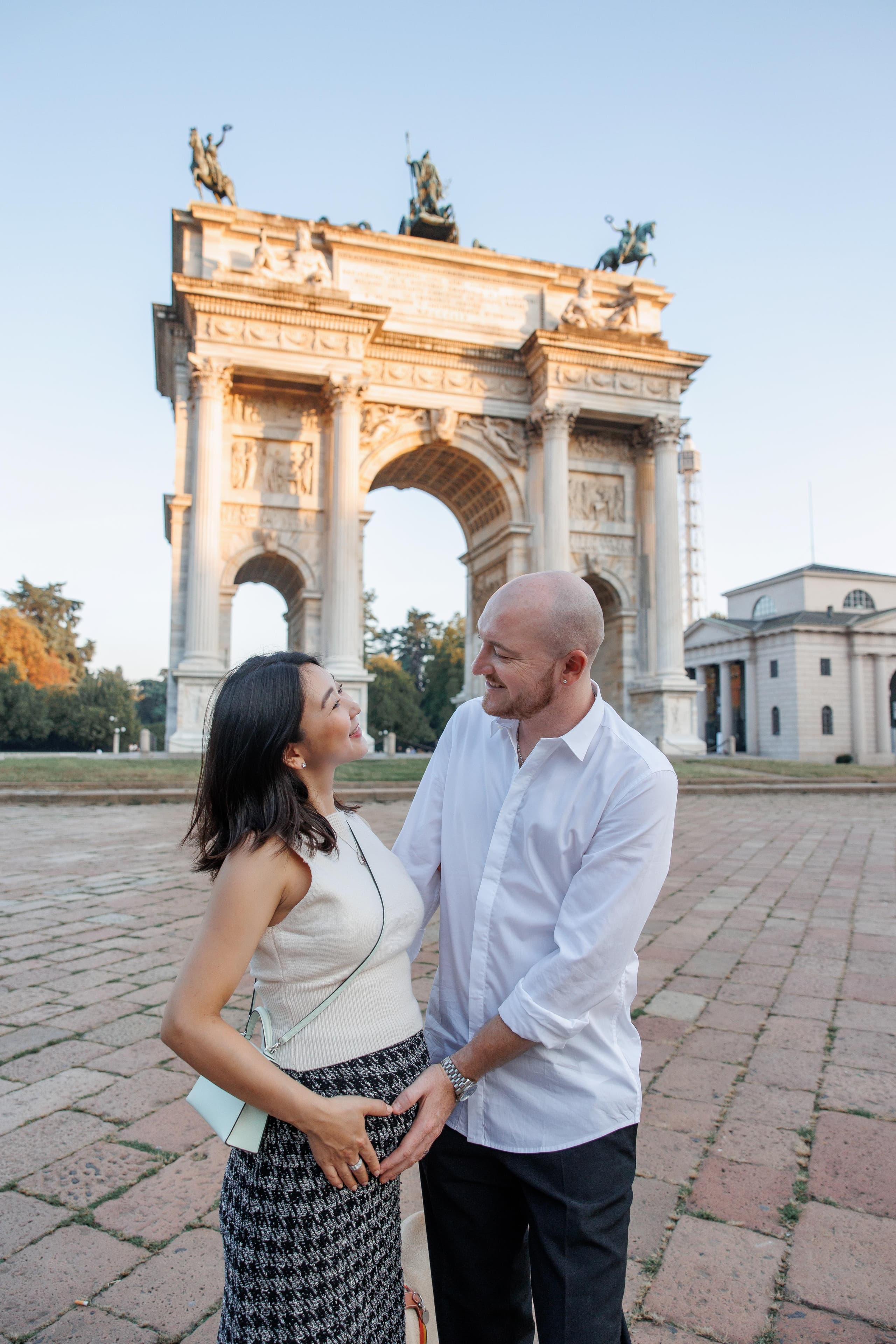 Een vreugdevolle koppelshoot tussen de iconische bezienswaardigheden van Milaan, ter viering van liefde en een nieuw begin.