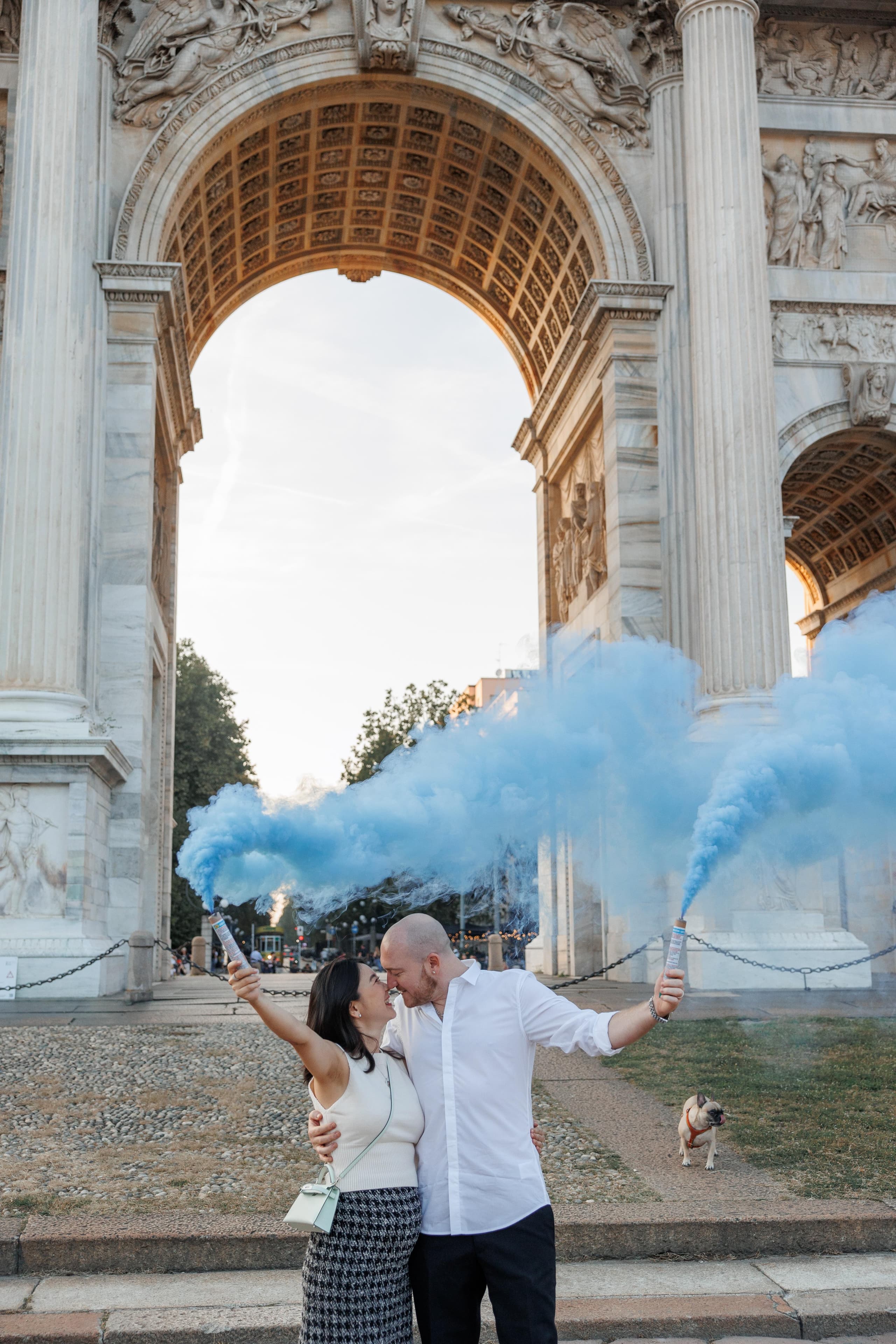Een vreugdevolle koppelshoot tussen de iconische bezienswaardigheden van Milaan, ter viering van liefde en een nieuw begin.