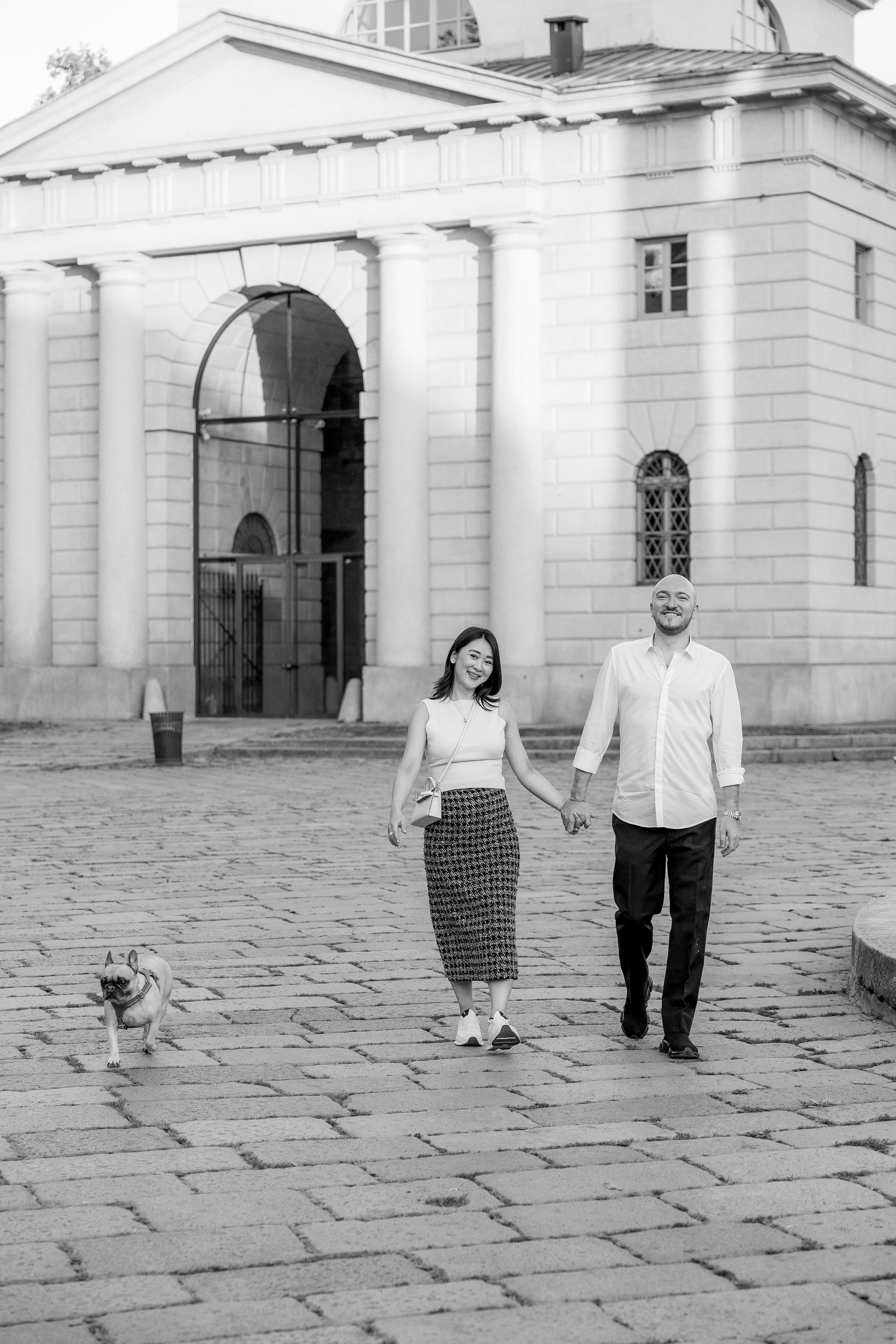 Een vreugdevolle koppelshoot tussen de iconische bezienswaardigheden van Milaan, ter viering van liefde en een nieuw begin.