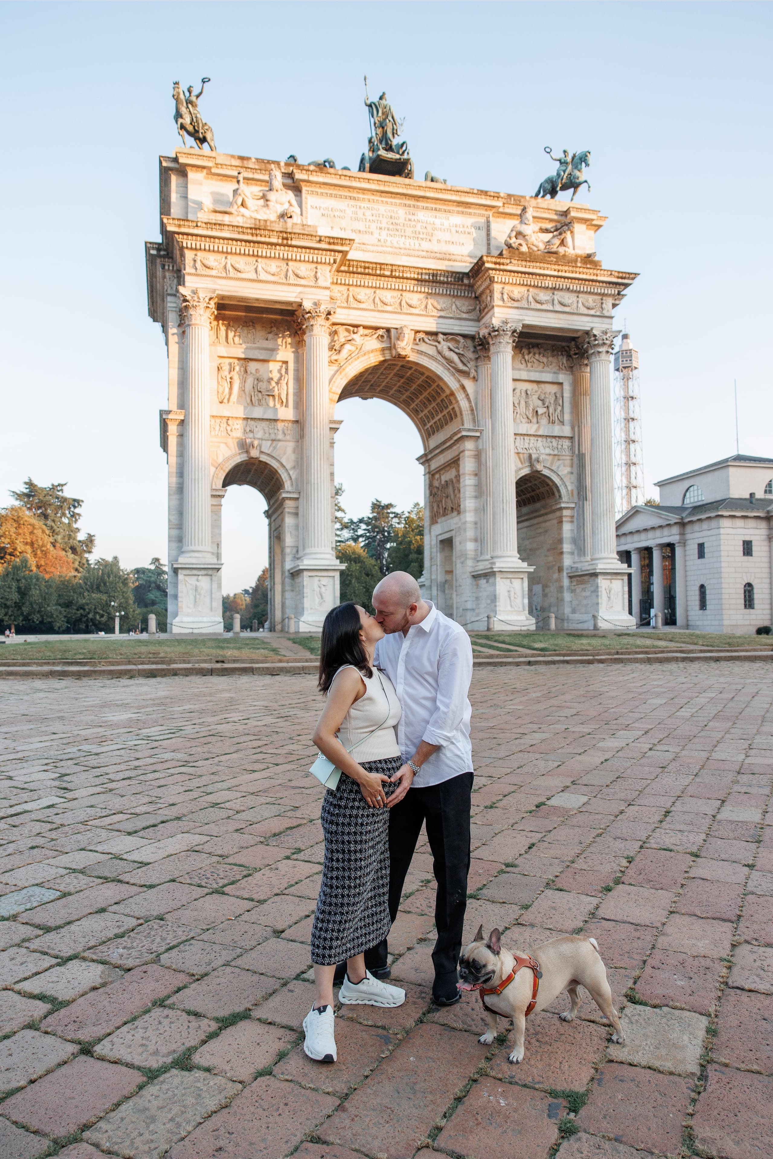 Een vreugdevolle koppelshoot tussen de iconische bezienswaardigheden van Milaan, ter viering van liefde en een nieuw begin.