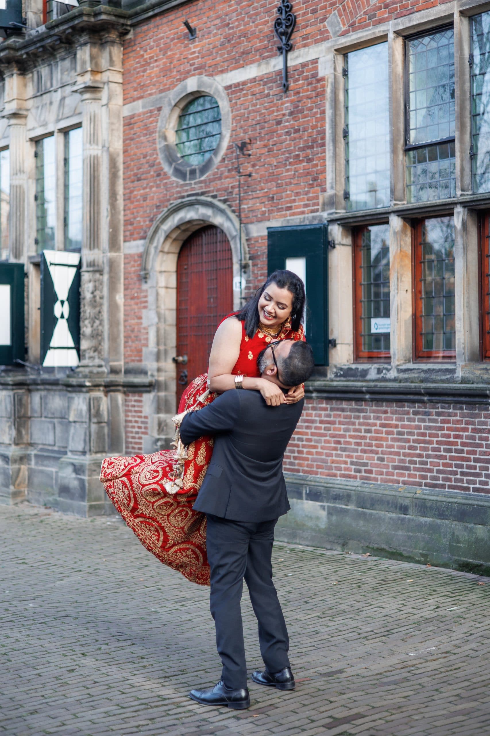 Set against the elegant backdrop of Groningen’s historic centre, this December couple session celebrated the beauty of the season.
