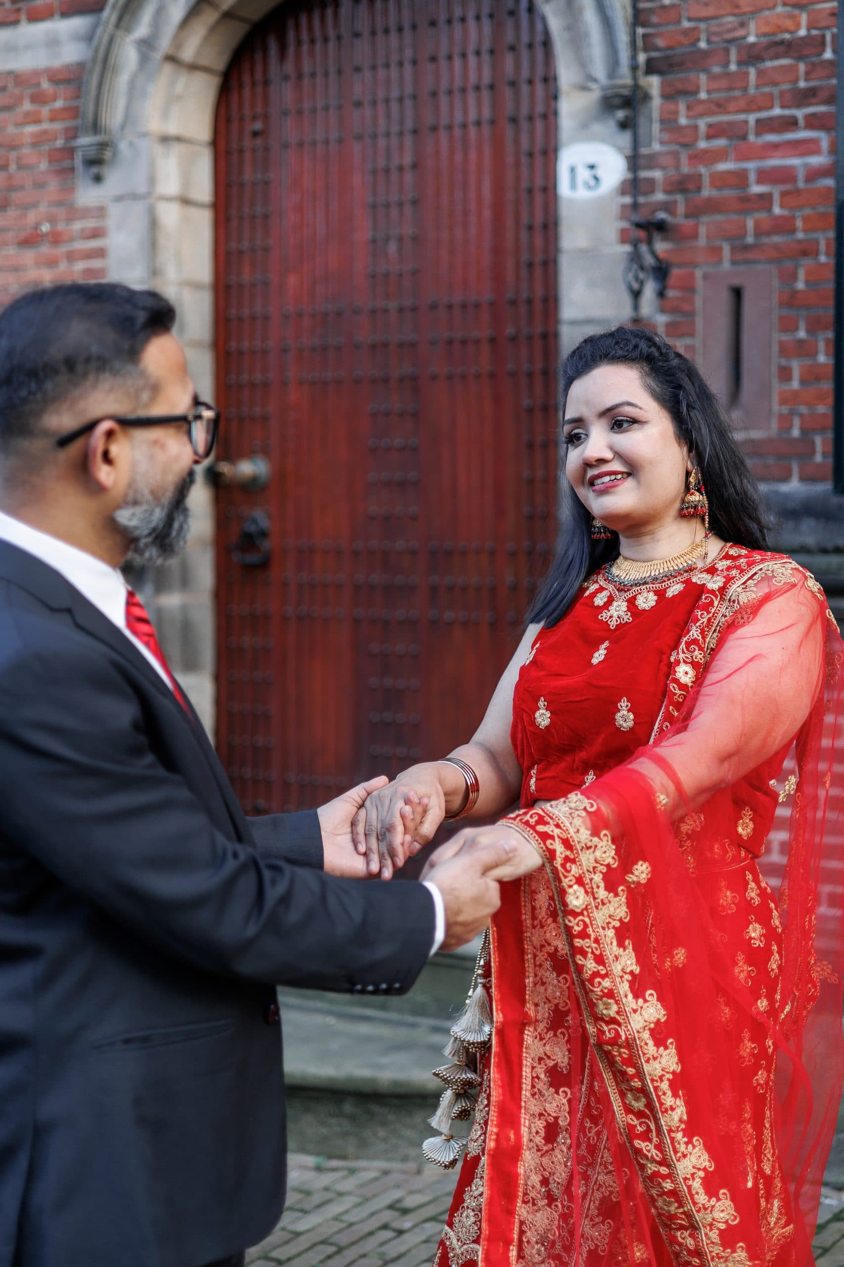 Set against the elegant backdrop of Groningen’s historic centre, this December couple session celebrated the beauty of the season.