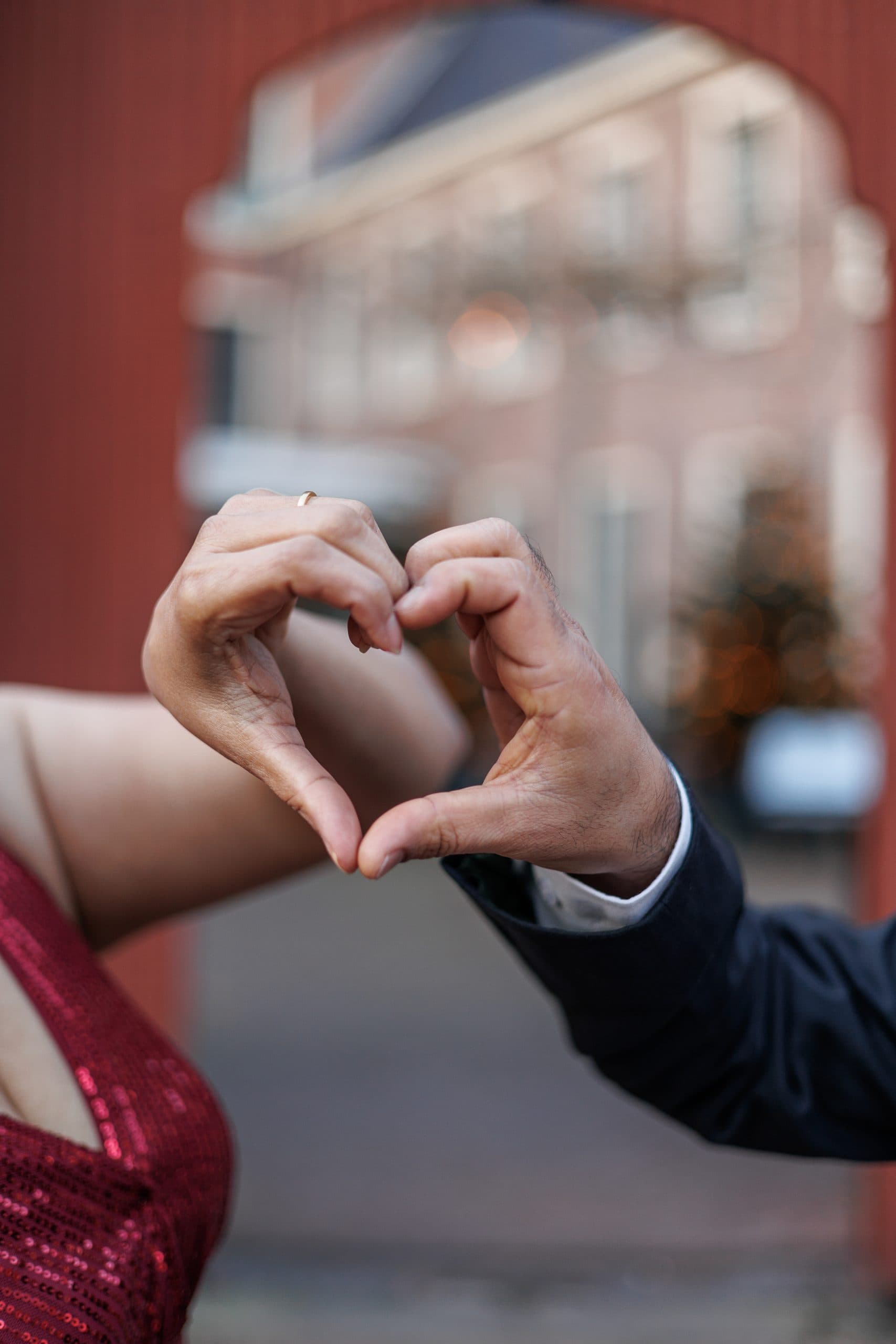 Set against the elegant backdrop of Groningen’s historic centre, this December couple session celebrated the beauty of the season.