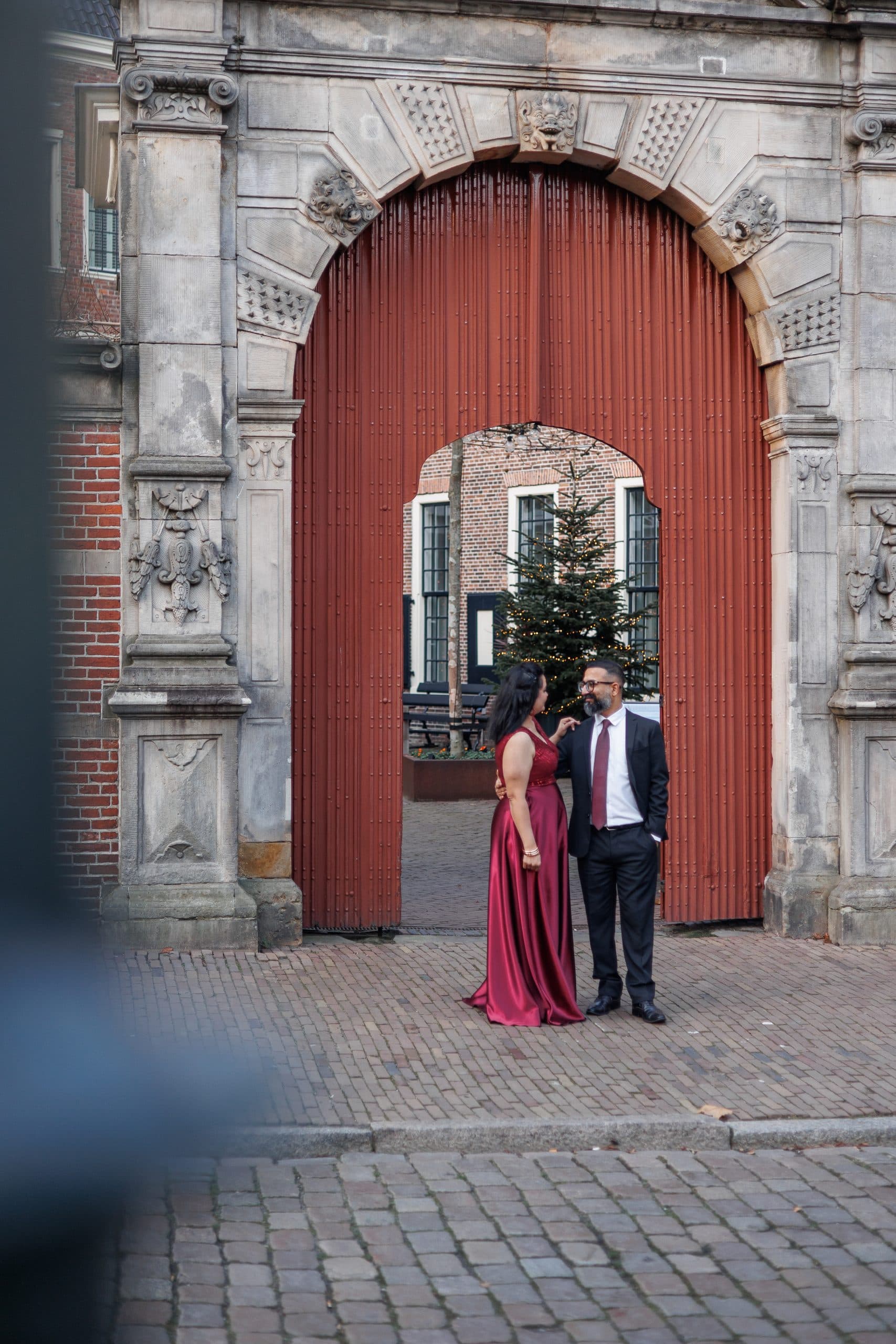Set against the elegant backdrop of Groningen’s historic centre, this December couple session celebrated the beauty of the season.