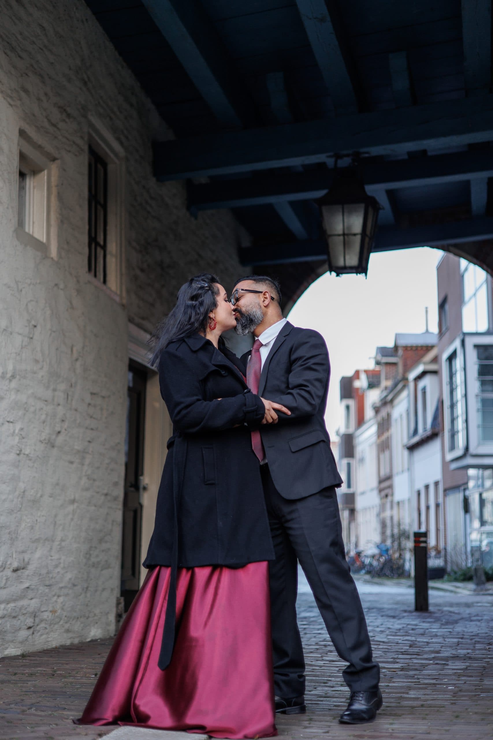 Set against the elegant backdrop of Groningen’s historic centre, this December couple session celebrated the beauty of the season.